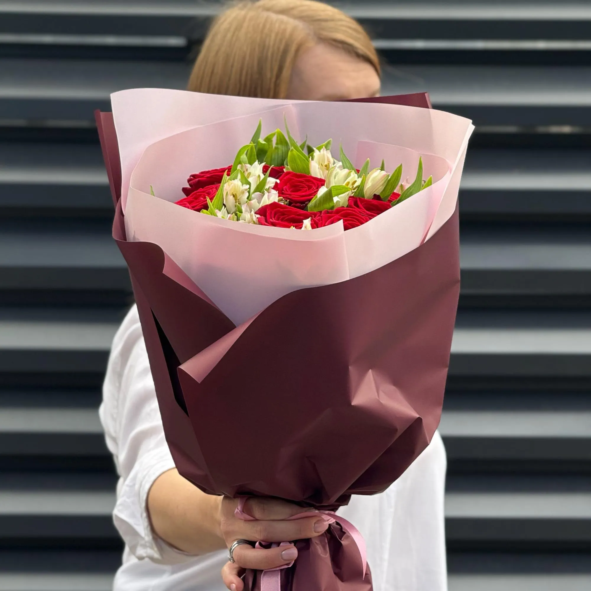 Огромный букет из роз и альстромерии