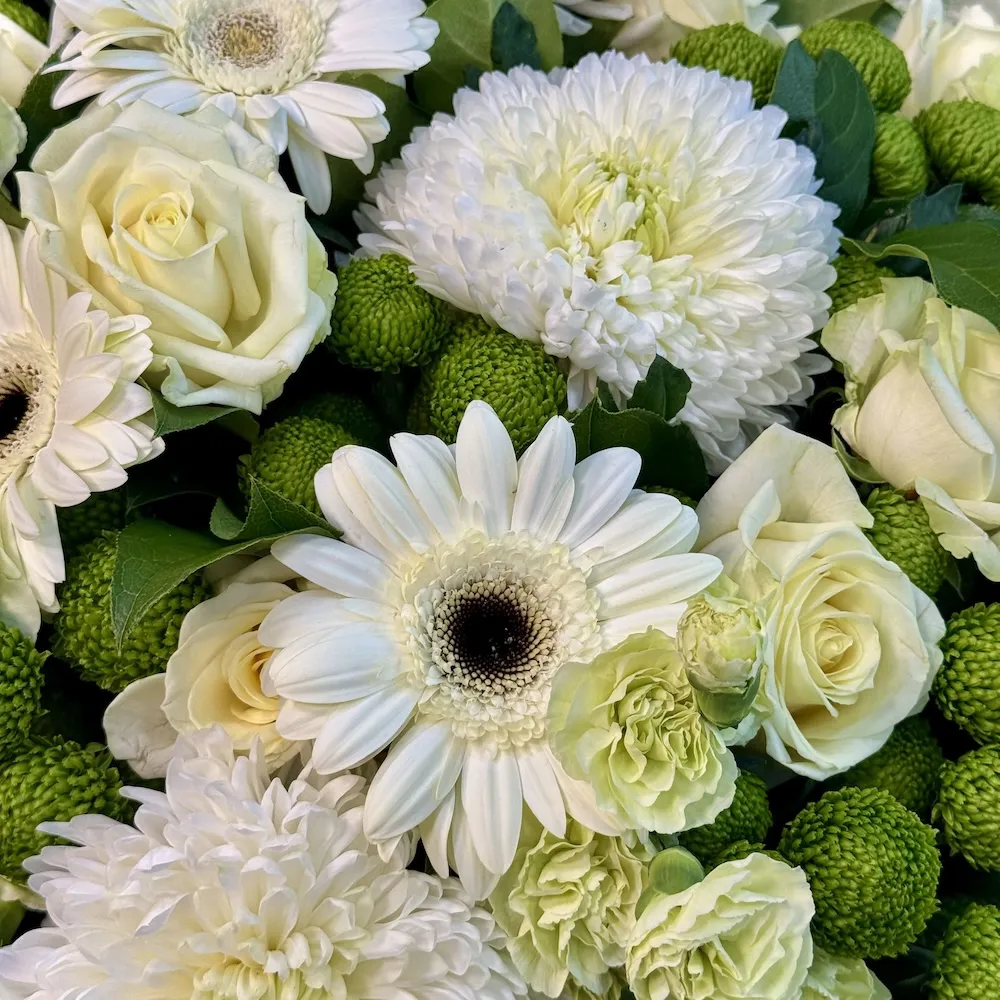 Букет из роз, гвоздик и хризантем огромный