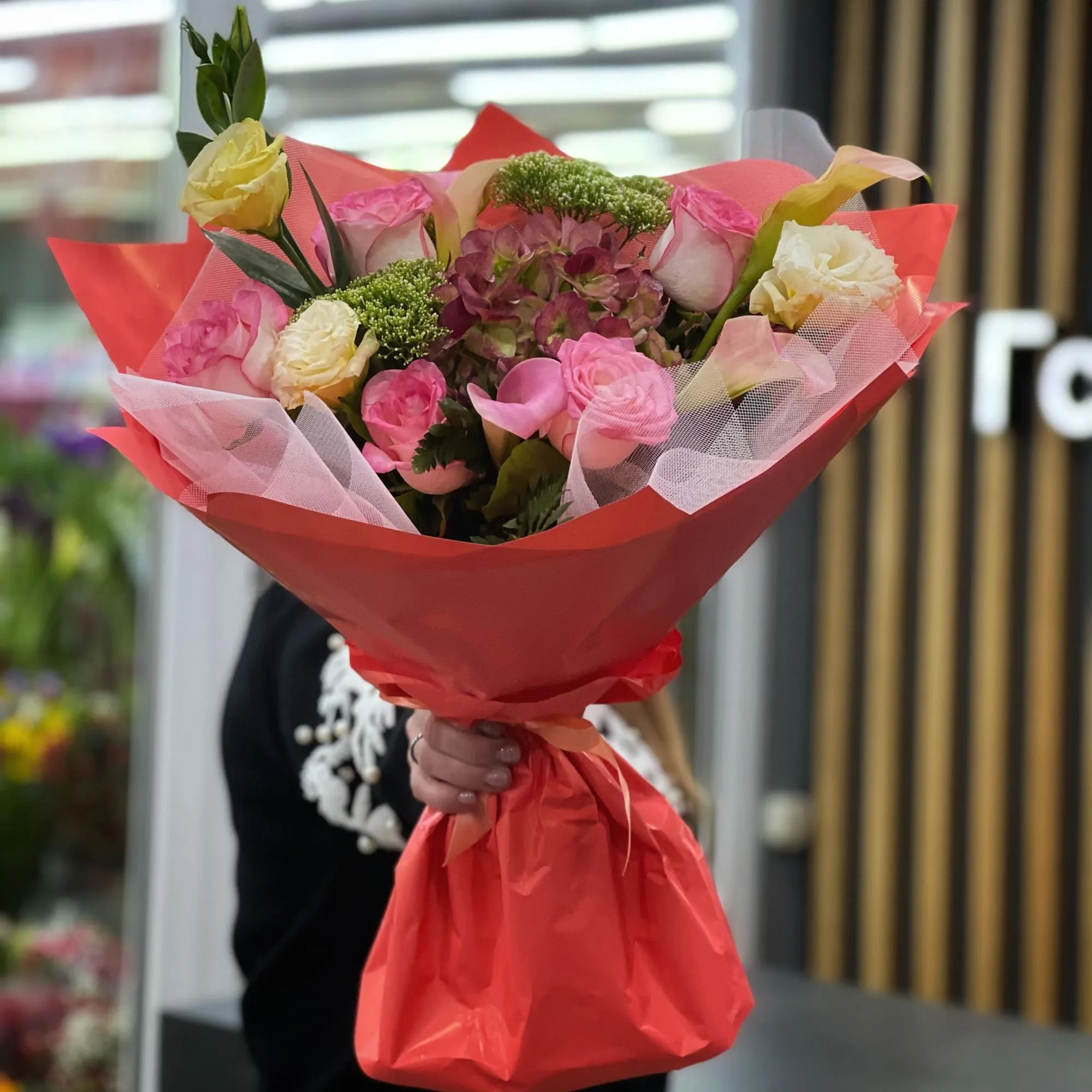 Огромный букет из роз, эустом и каллы