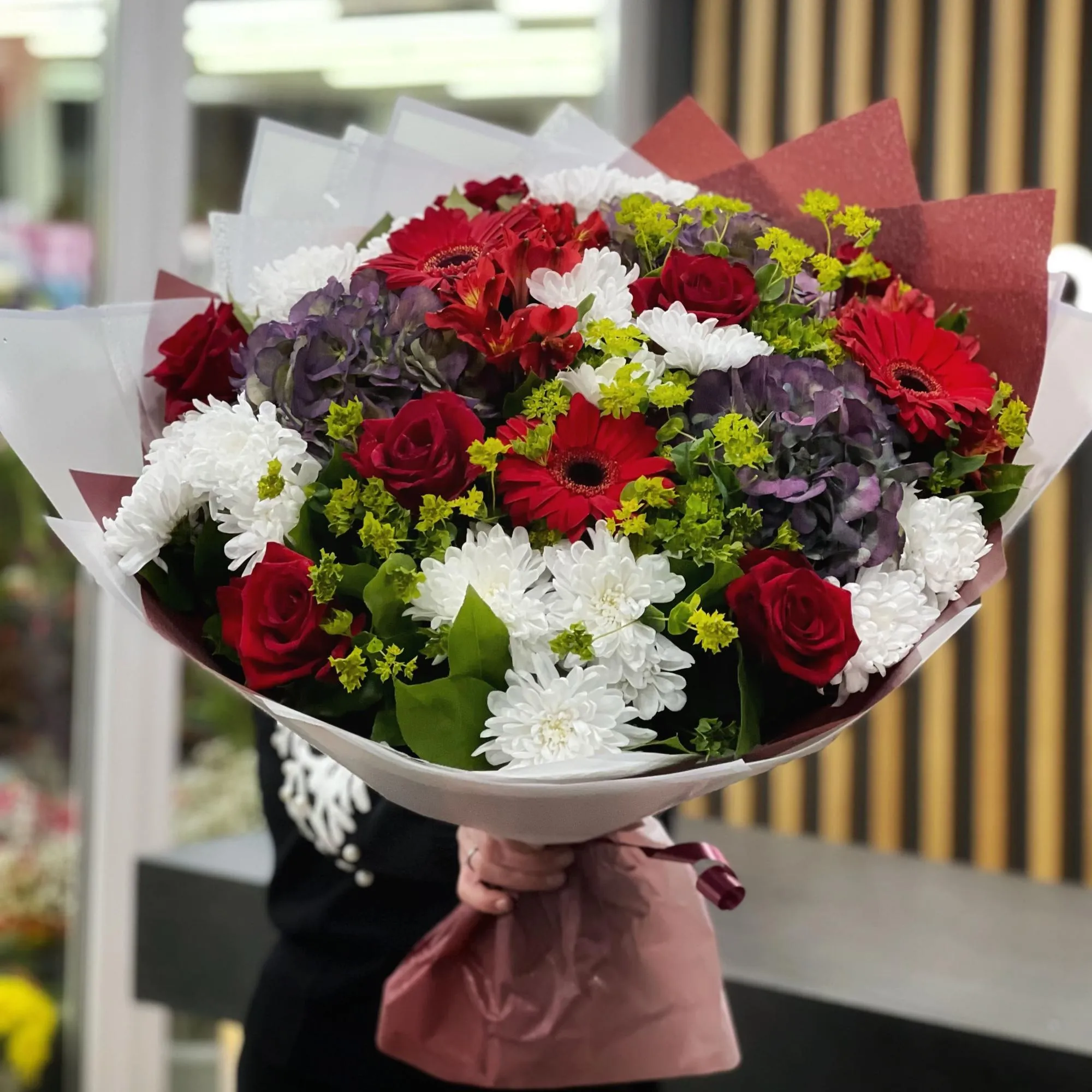 Букет из хризантем, роз и гербер