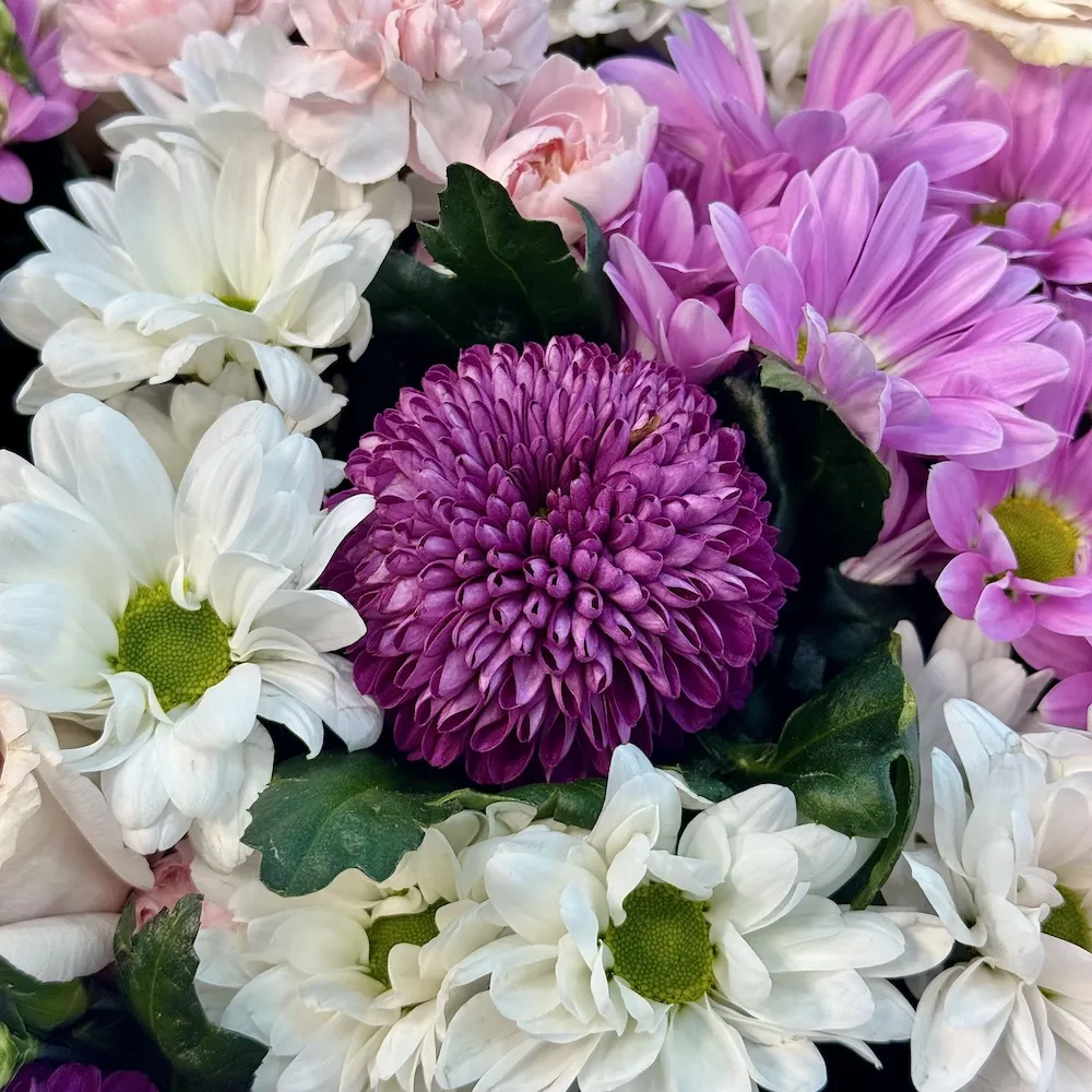 Букет из роз, гвоздик и хризантем