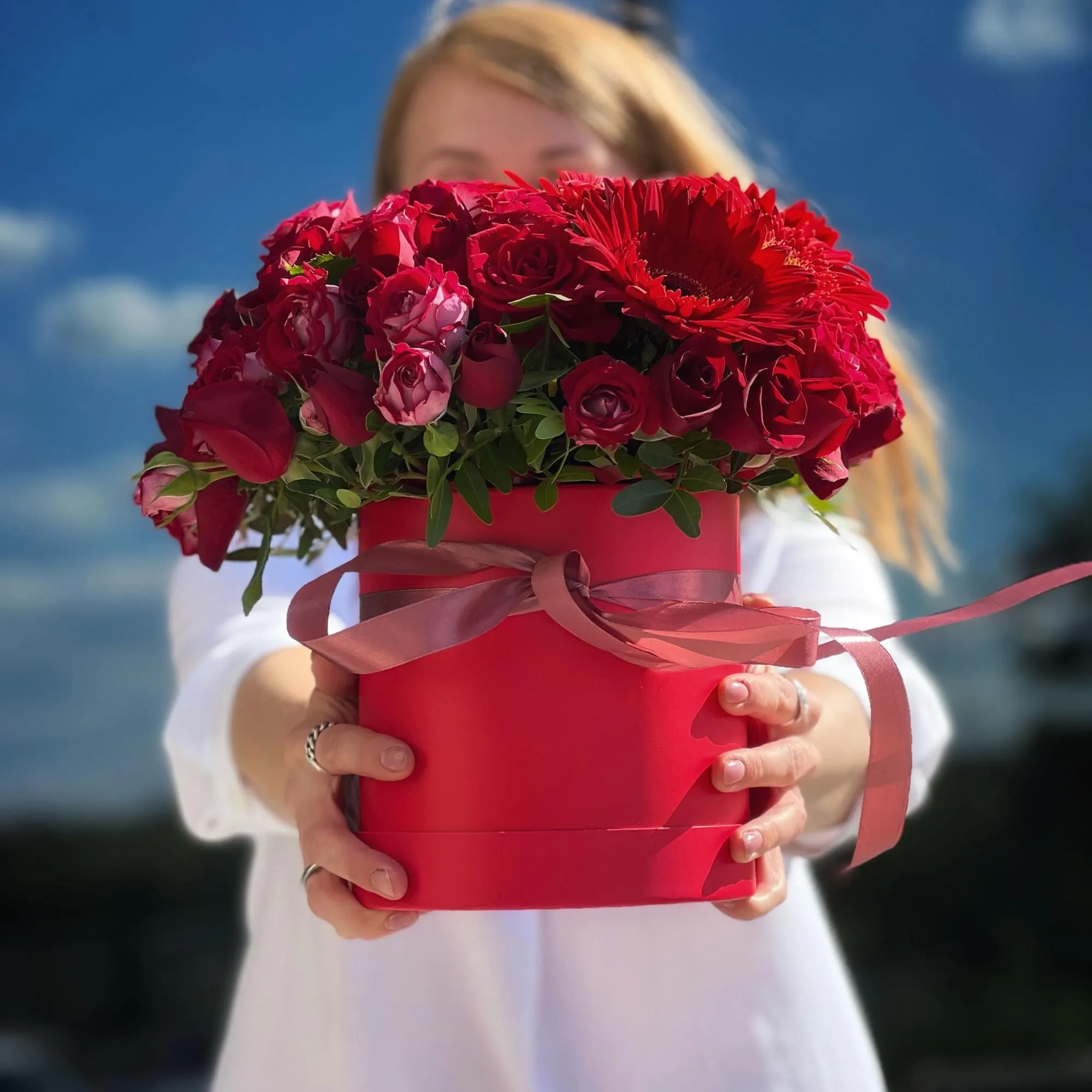 Розы и герберы в коробке