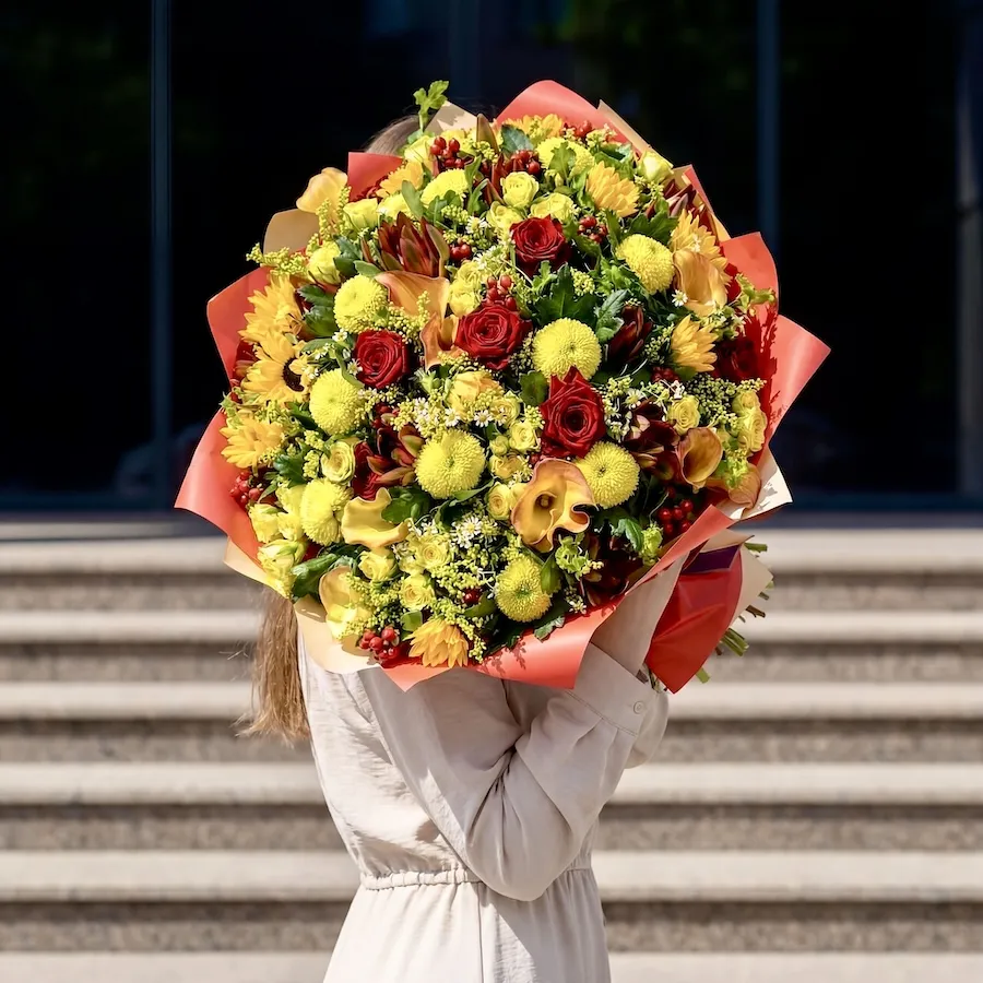 Букет из роз микс, хризантем и подсолнухов