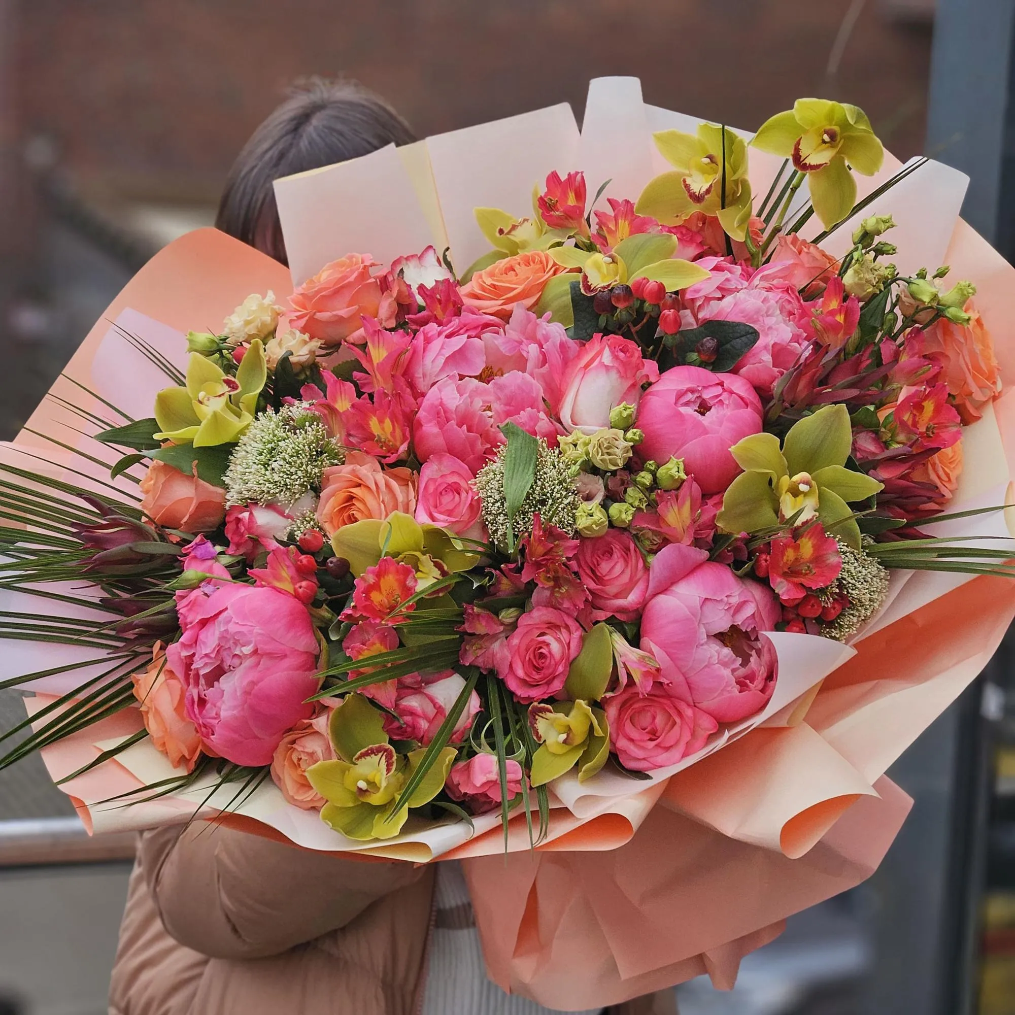 Букет роз, пионов и альстромерий