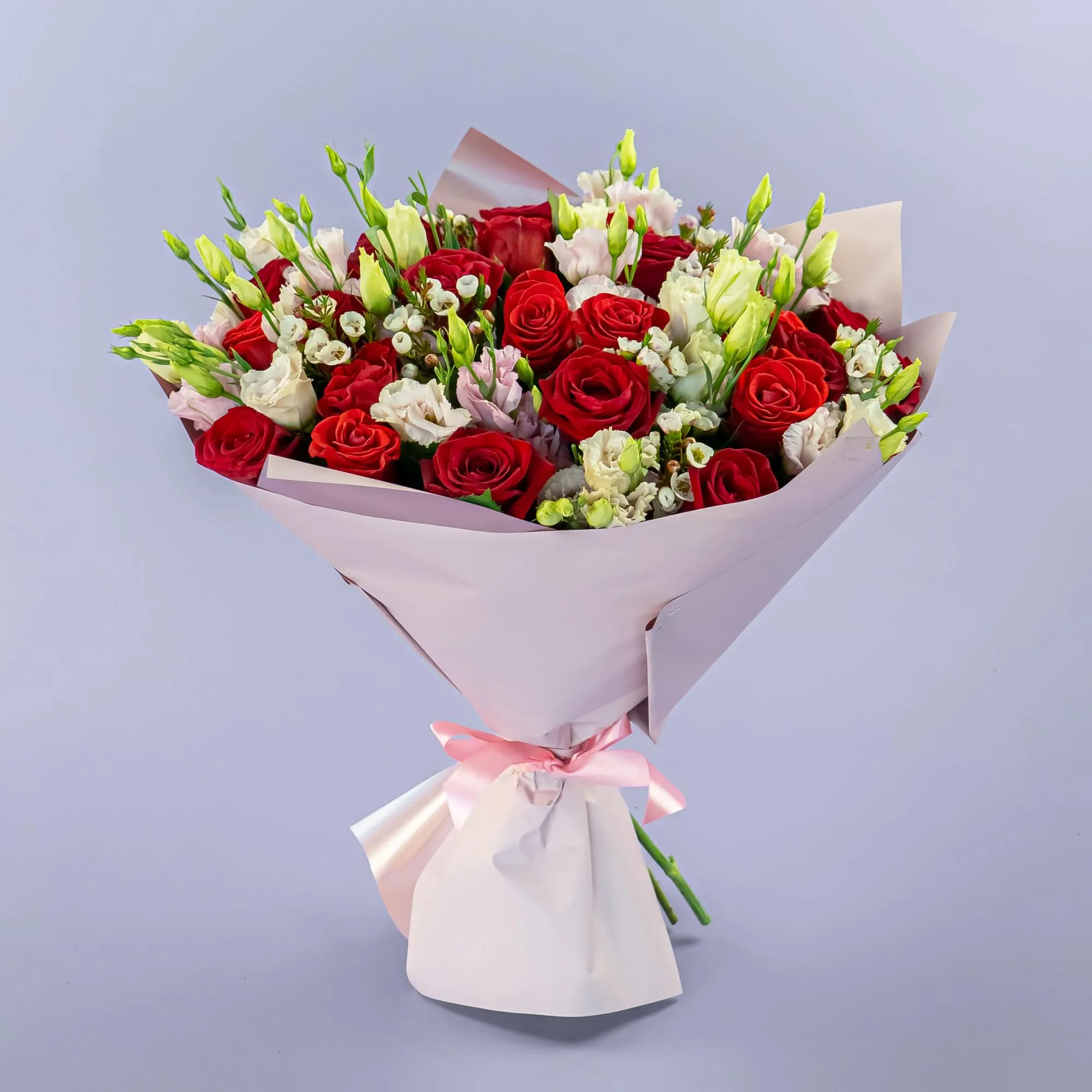 Букет из нежных эустом и красных роз