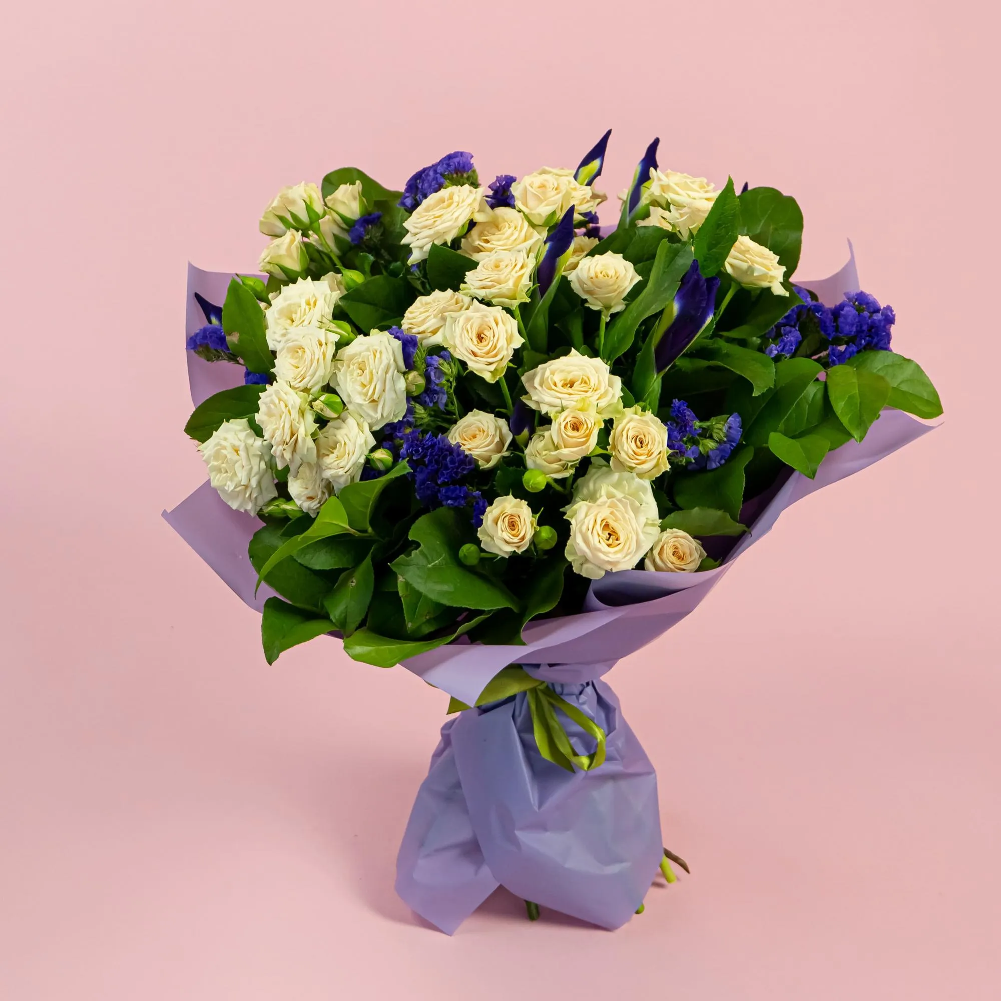 Букет из кремовых роз и ирисов