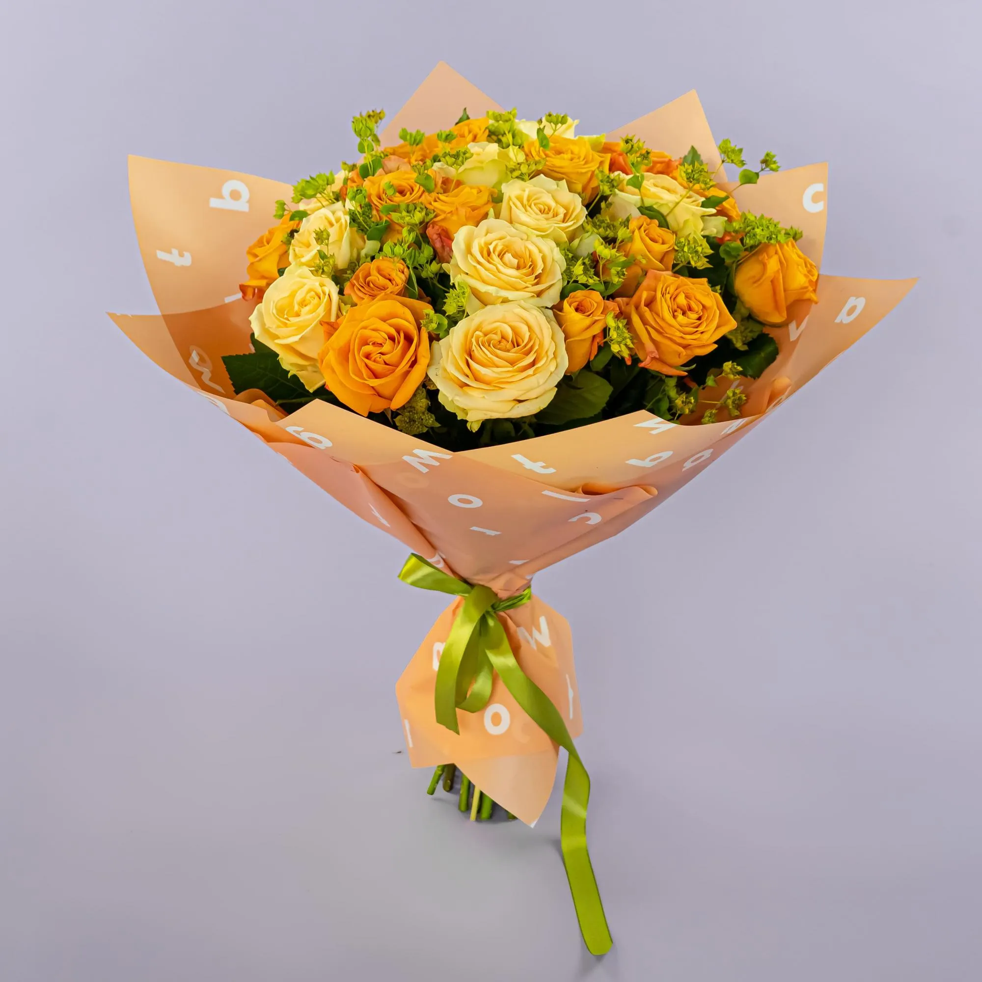 Букет из оранжевых и кремовых роз