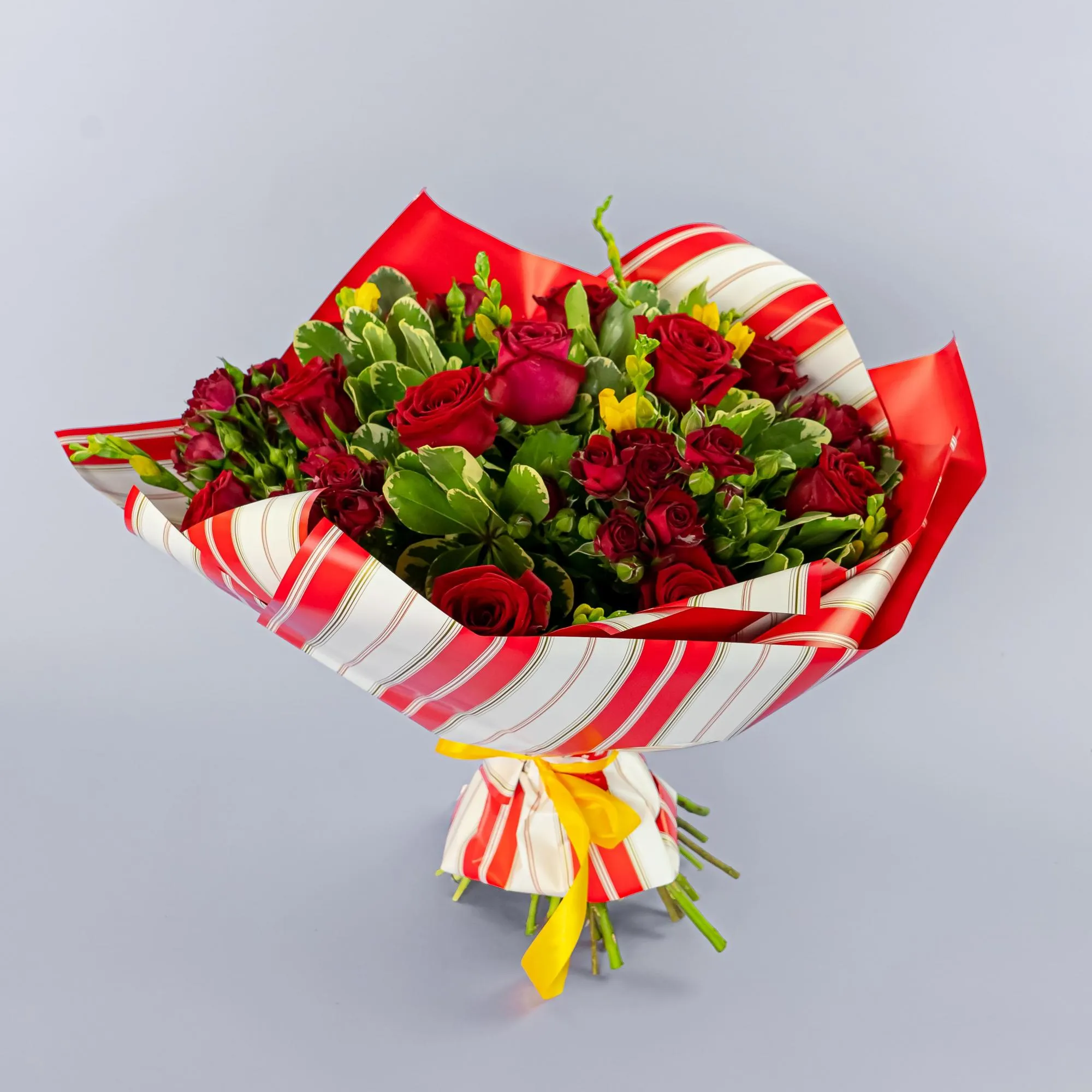 Букет из роз микс и фрезий