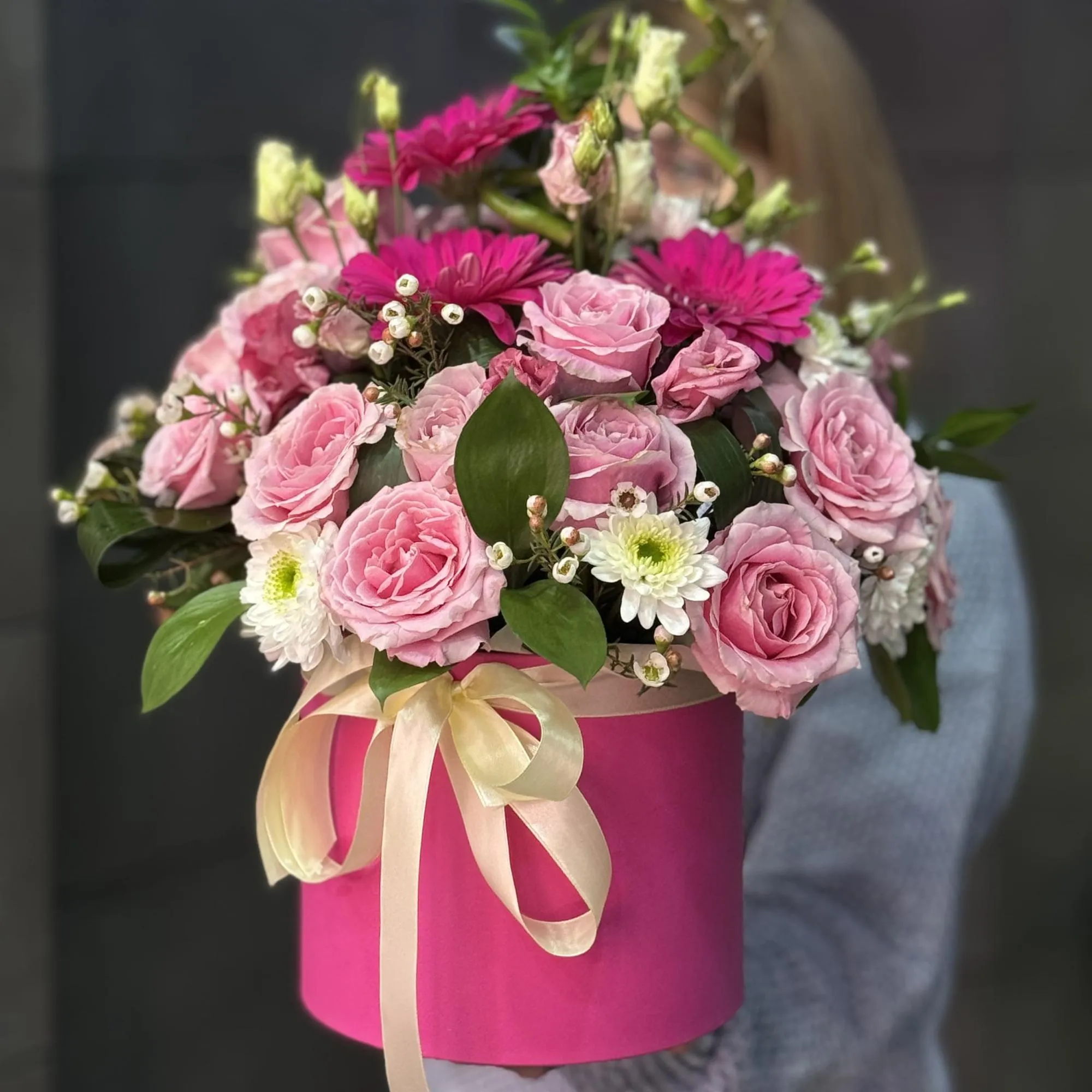 Хризантемы, розы и герберы в коробке