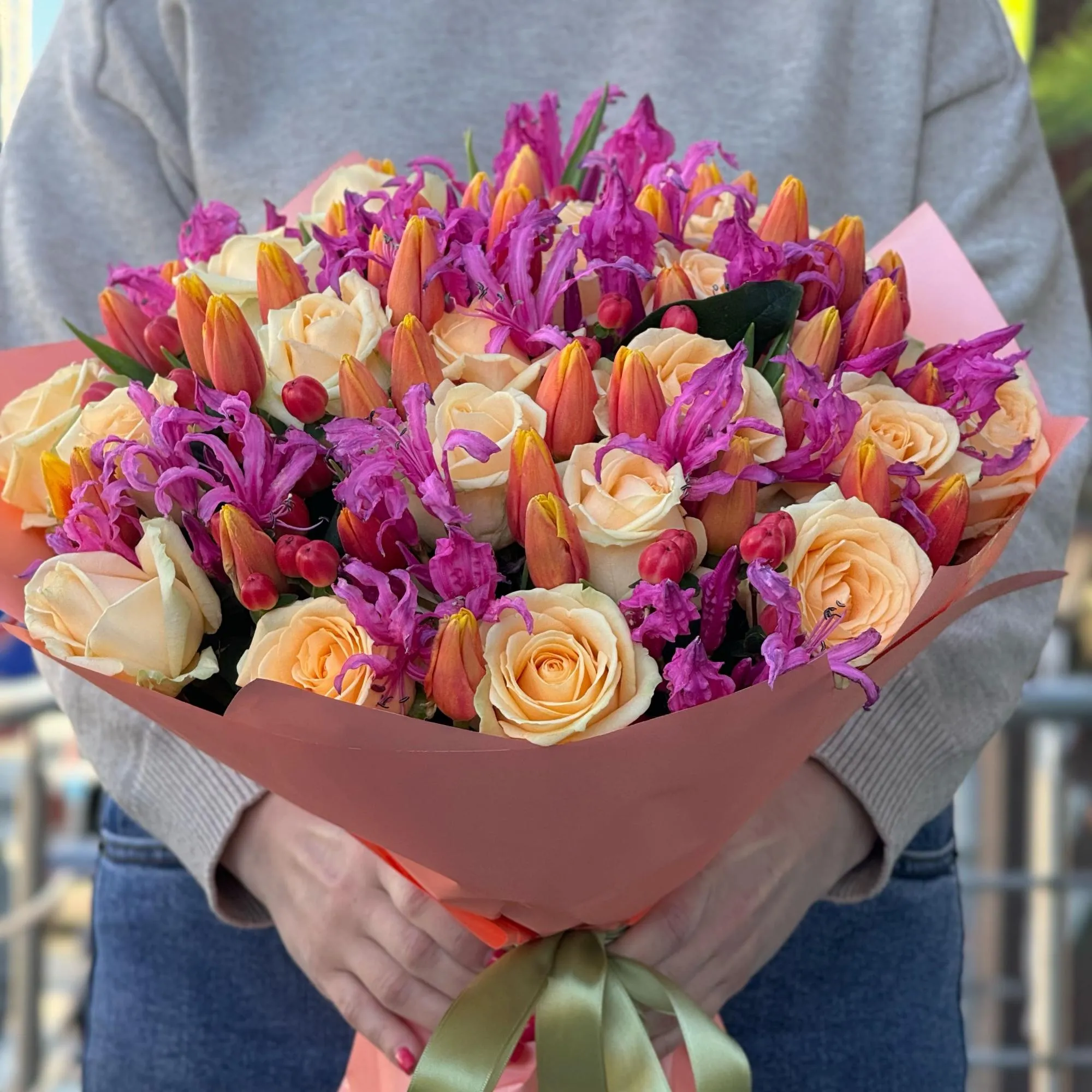Большой букет из 30 роз и 50 тюльпанов