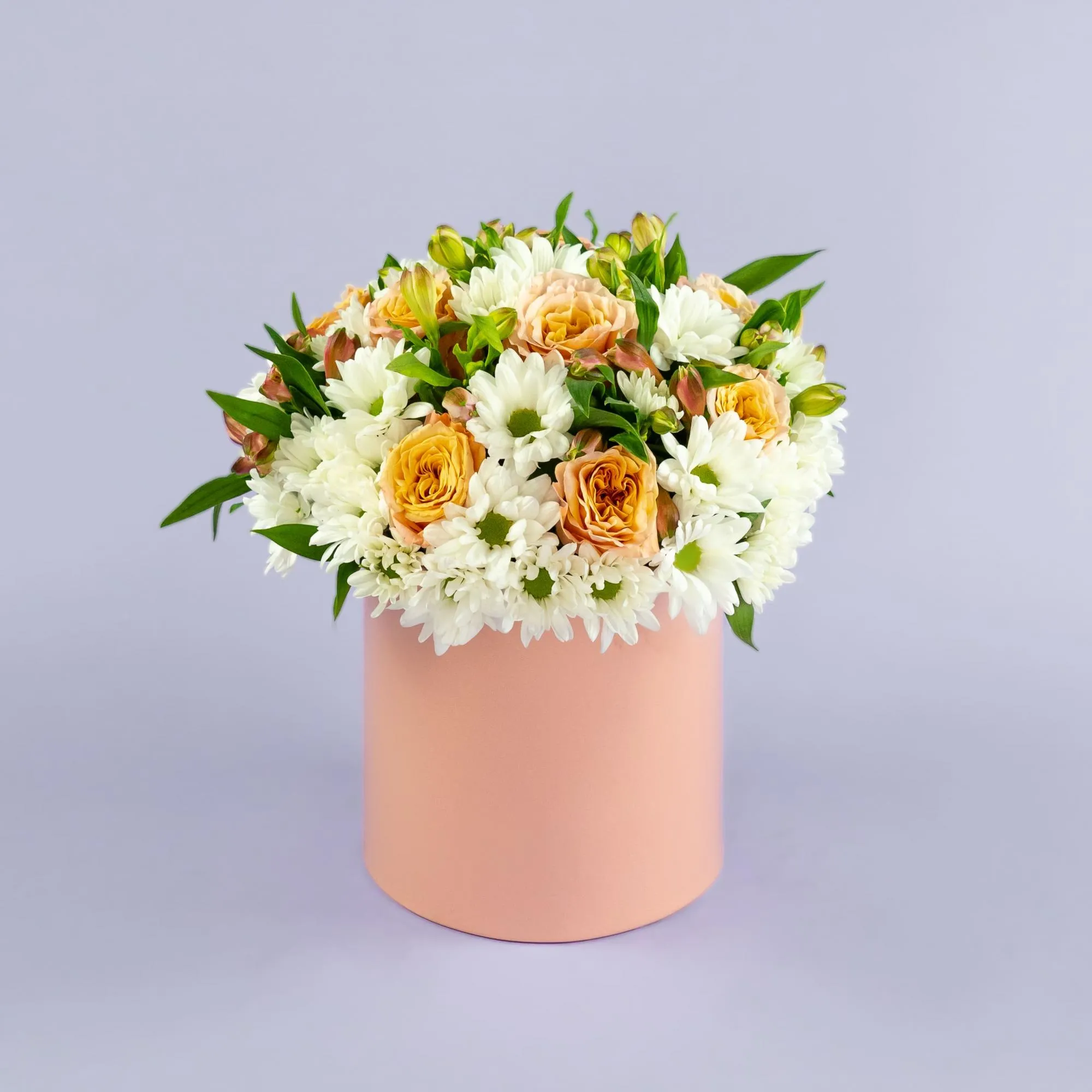 Розы и хризантемы в коробке