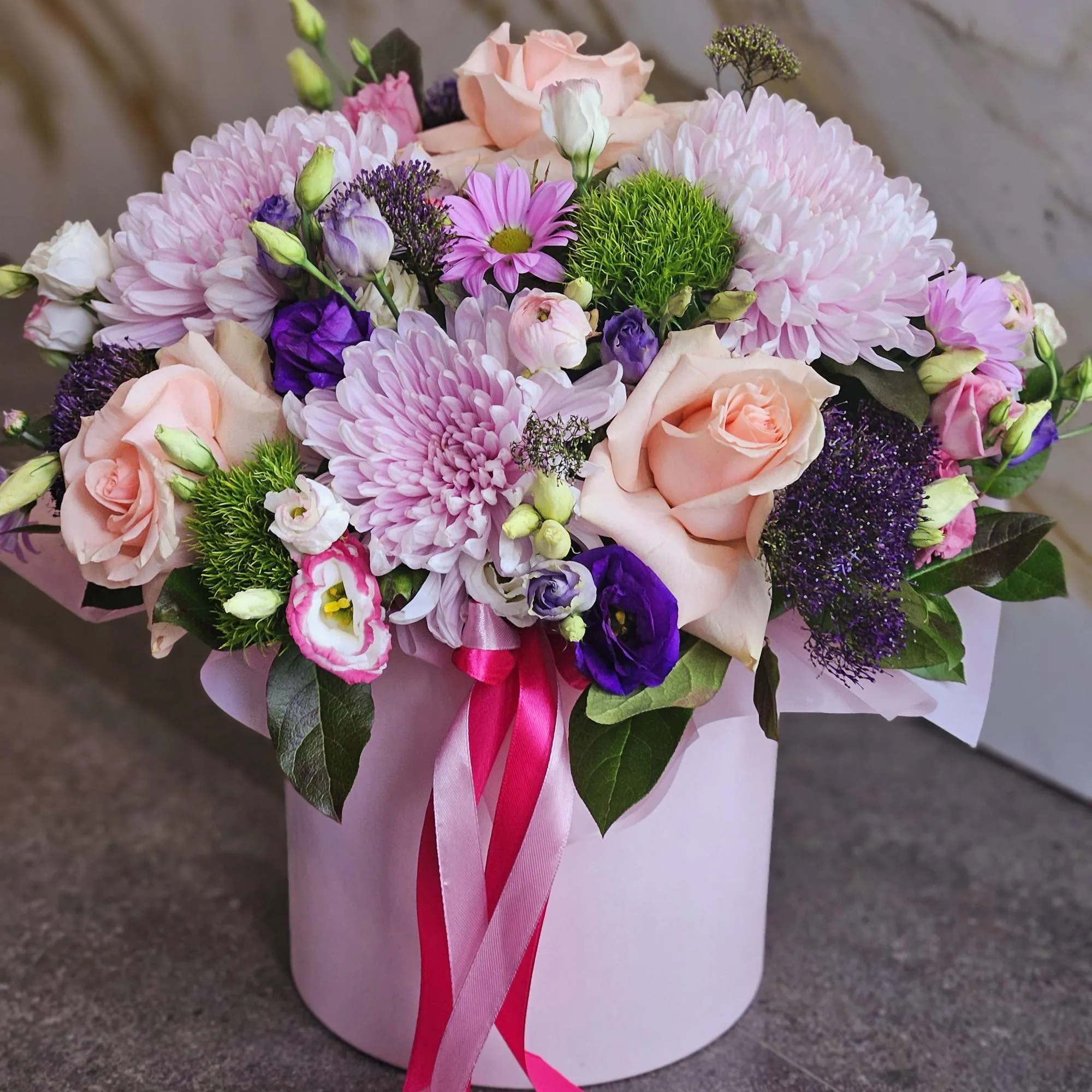 Розы, хризантемы и эустомы в коробке