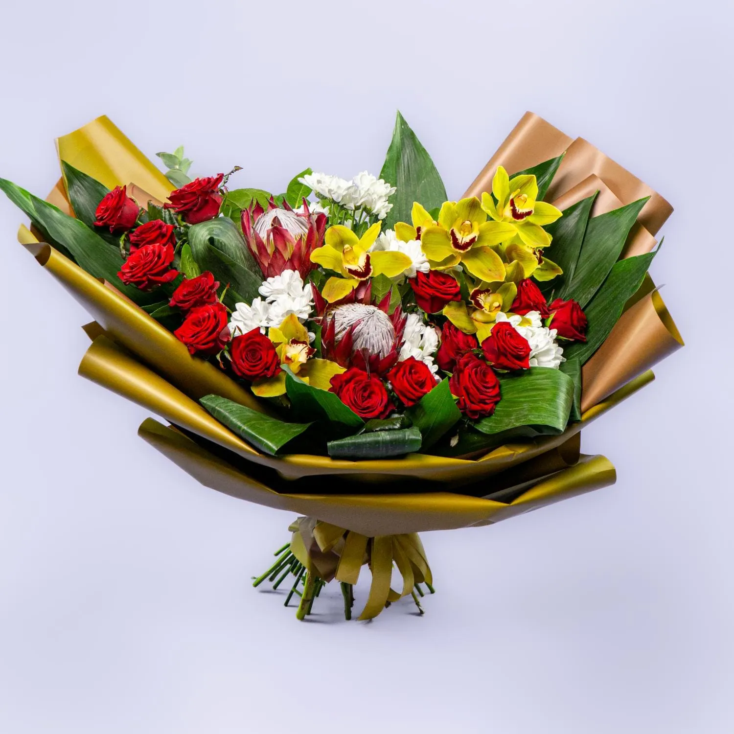 Букет из протей, орхидеи и алых роз