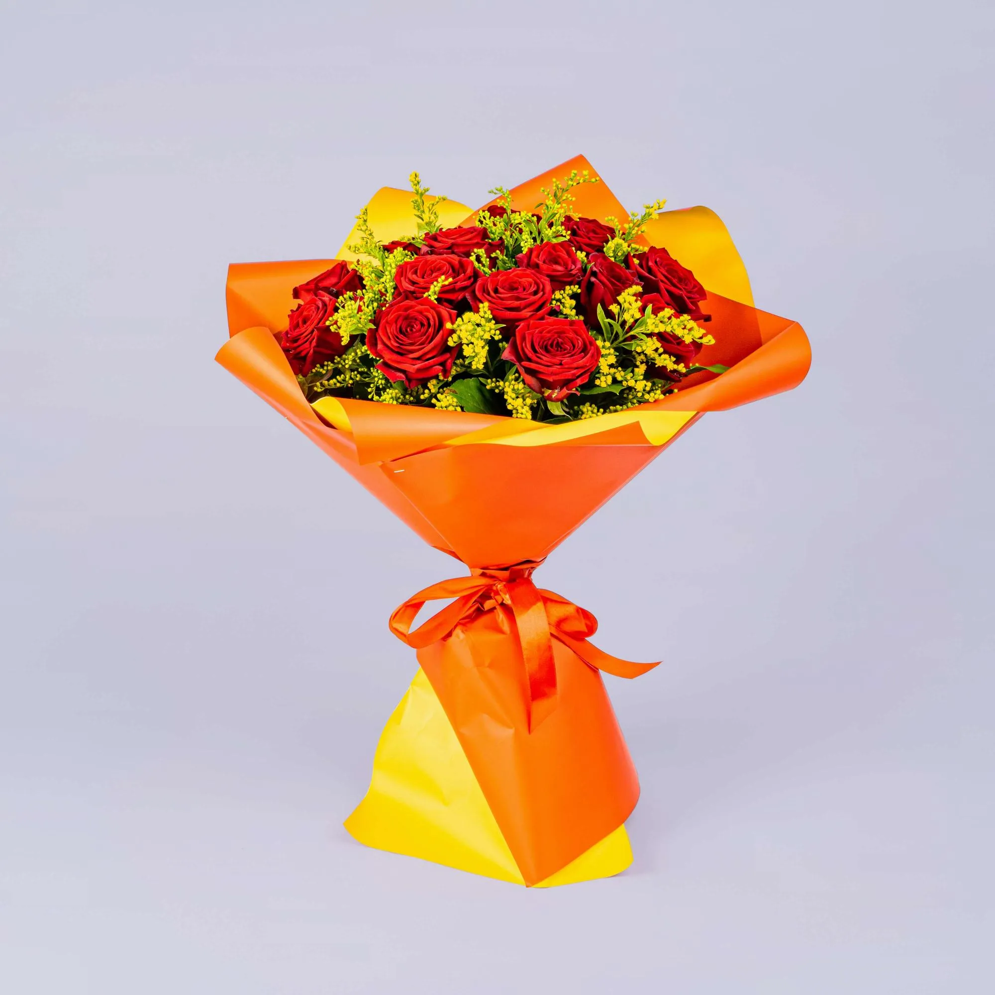 Букет из 15 роз и солидаго