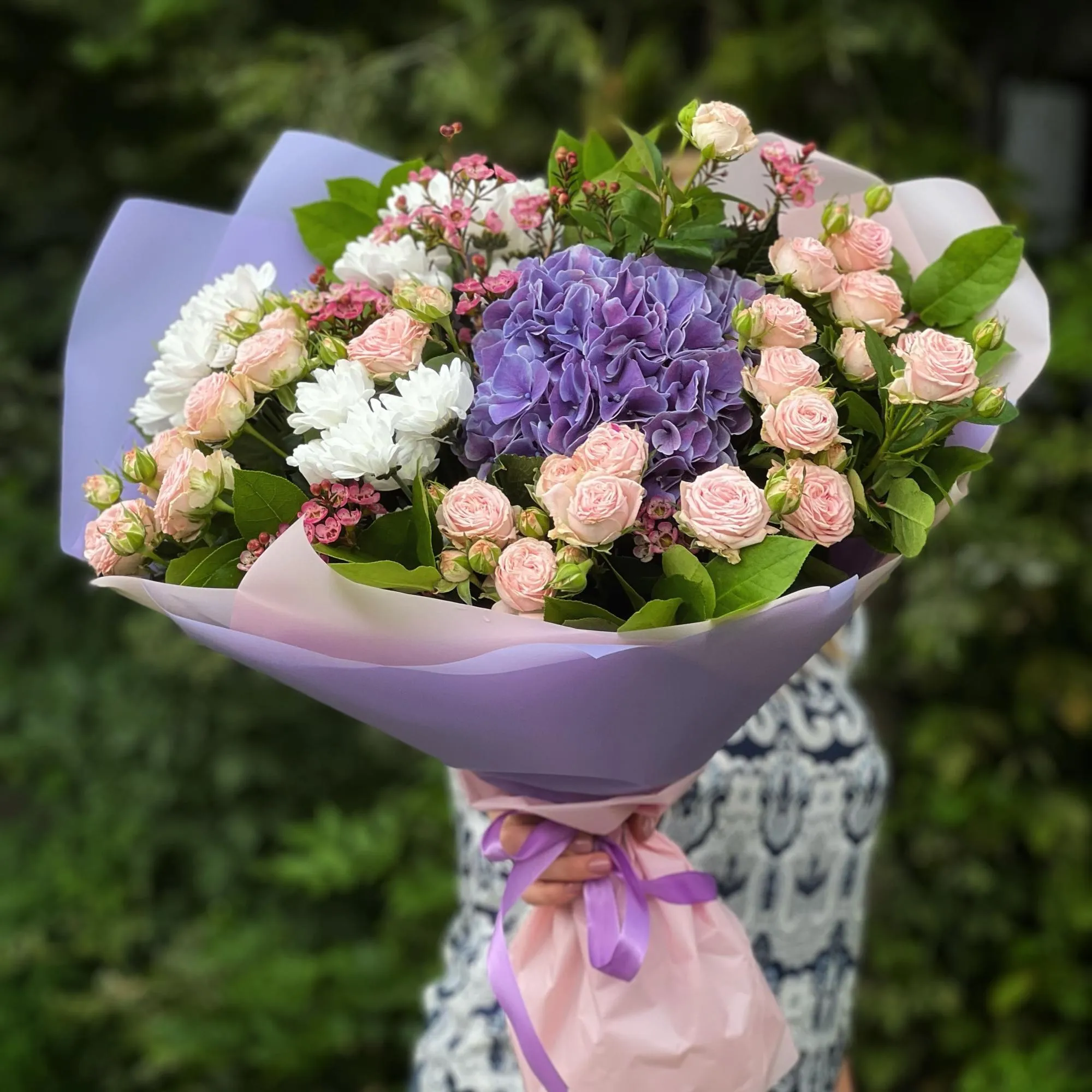 Букет из роз и хризантем