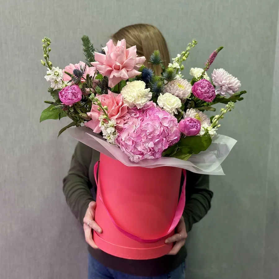 Букет из пионов, гвоздик и роз эквадор в корзине