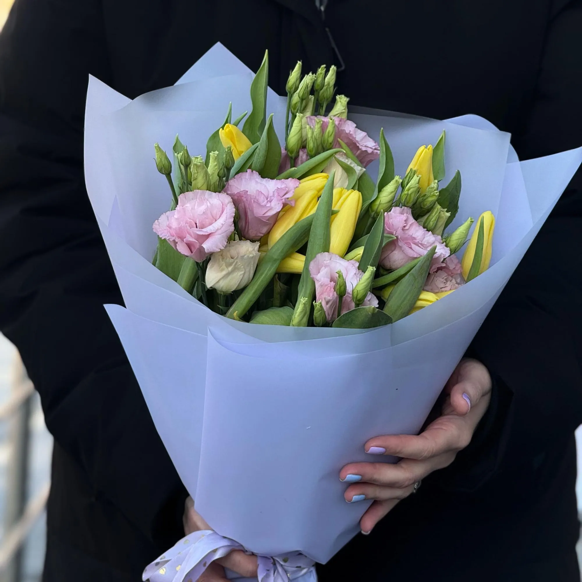Огромный букет из тюльпан и эустомы