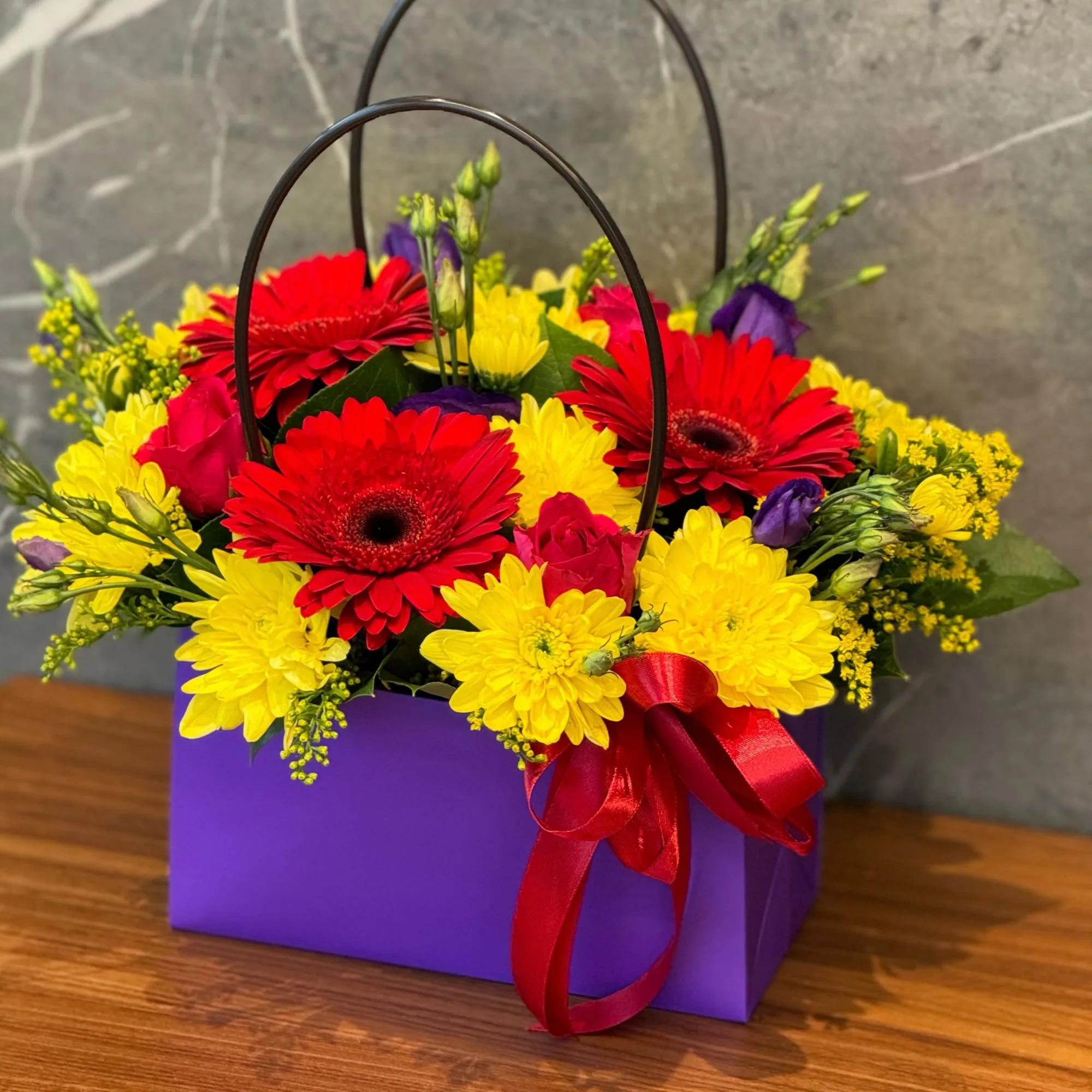 Розы, хризантемы и эустомы в коробке