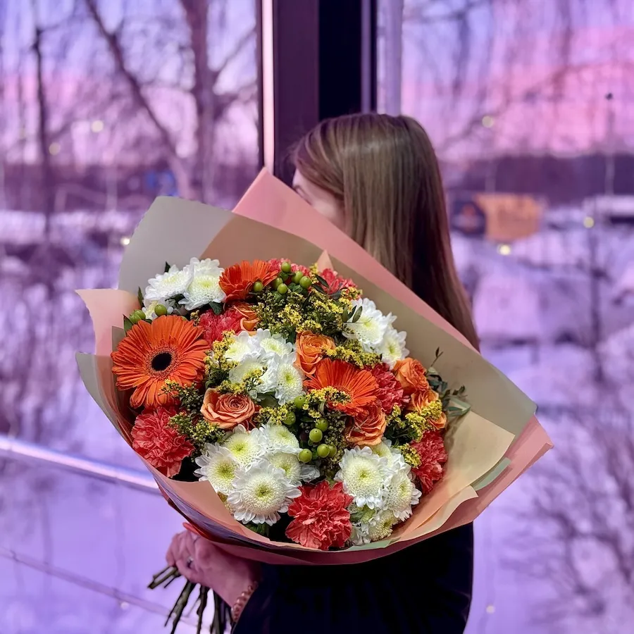 Букет из роз, гербер и гиперикумов