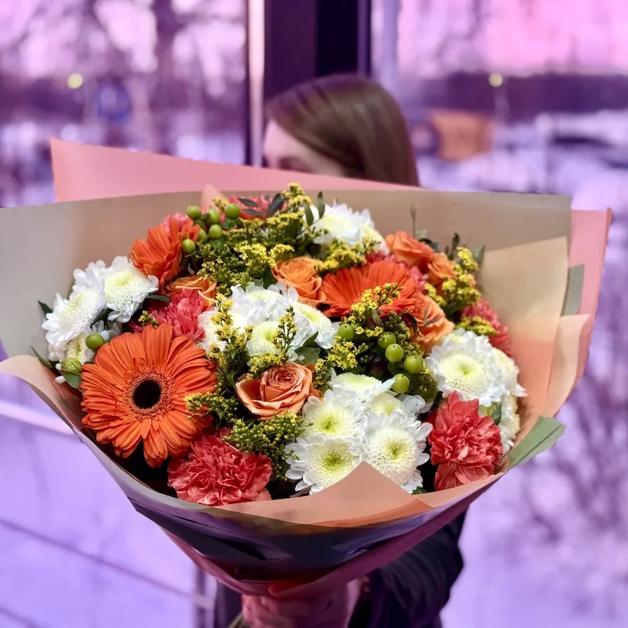 Букет из роз, гербер и гиперикумов