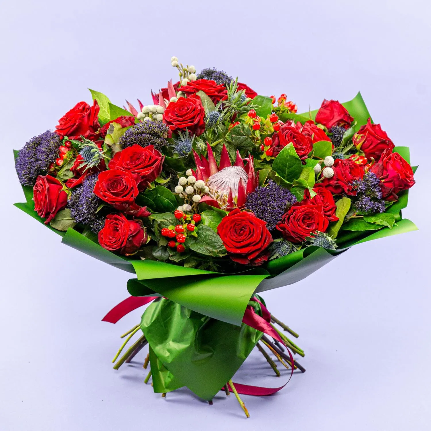 Букет из протей и алых роз