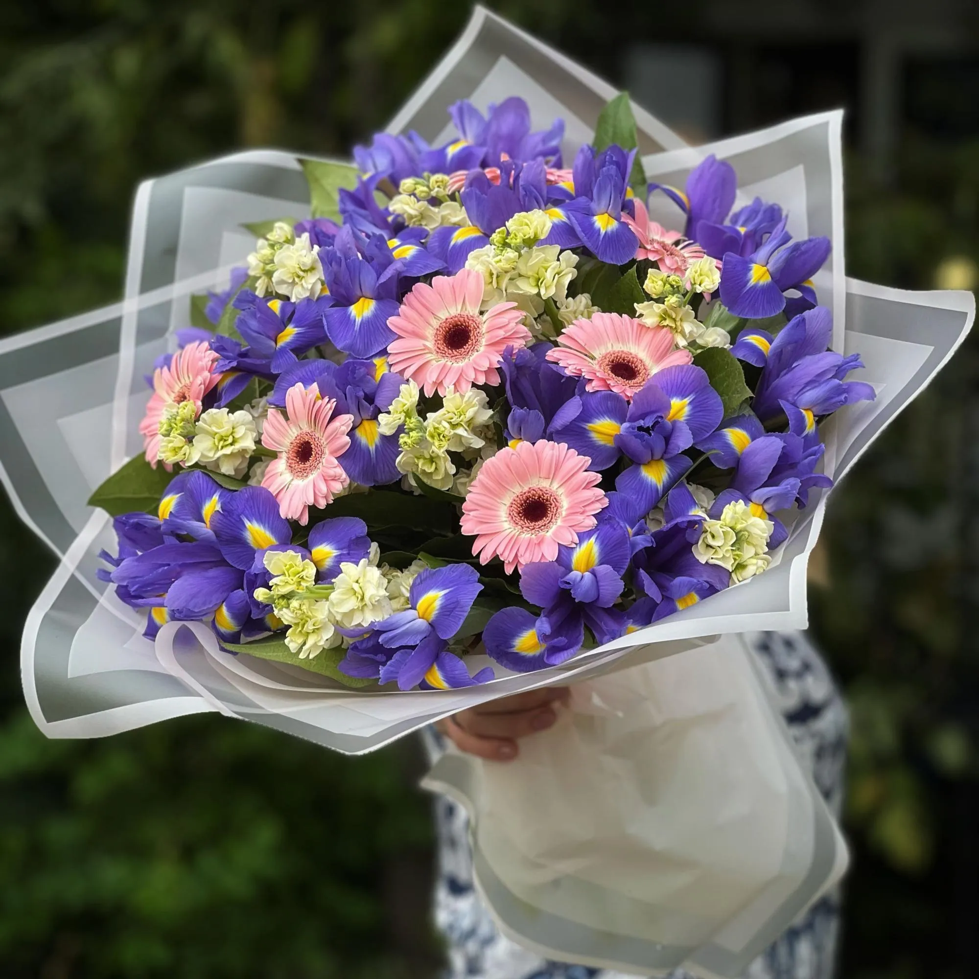 Букет из ирисов, матиолла и гермини