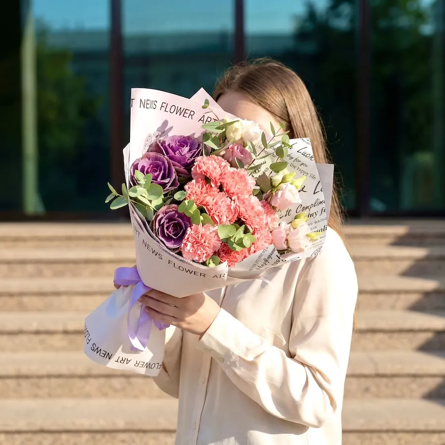 Букет из гвоздик и брассики