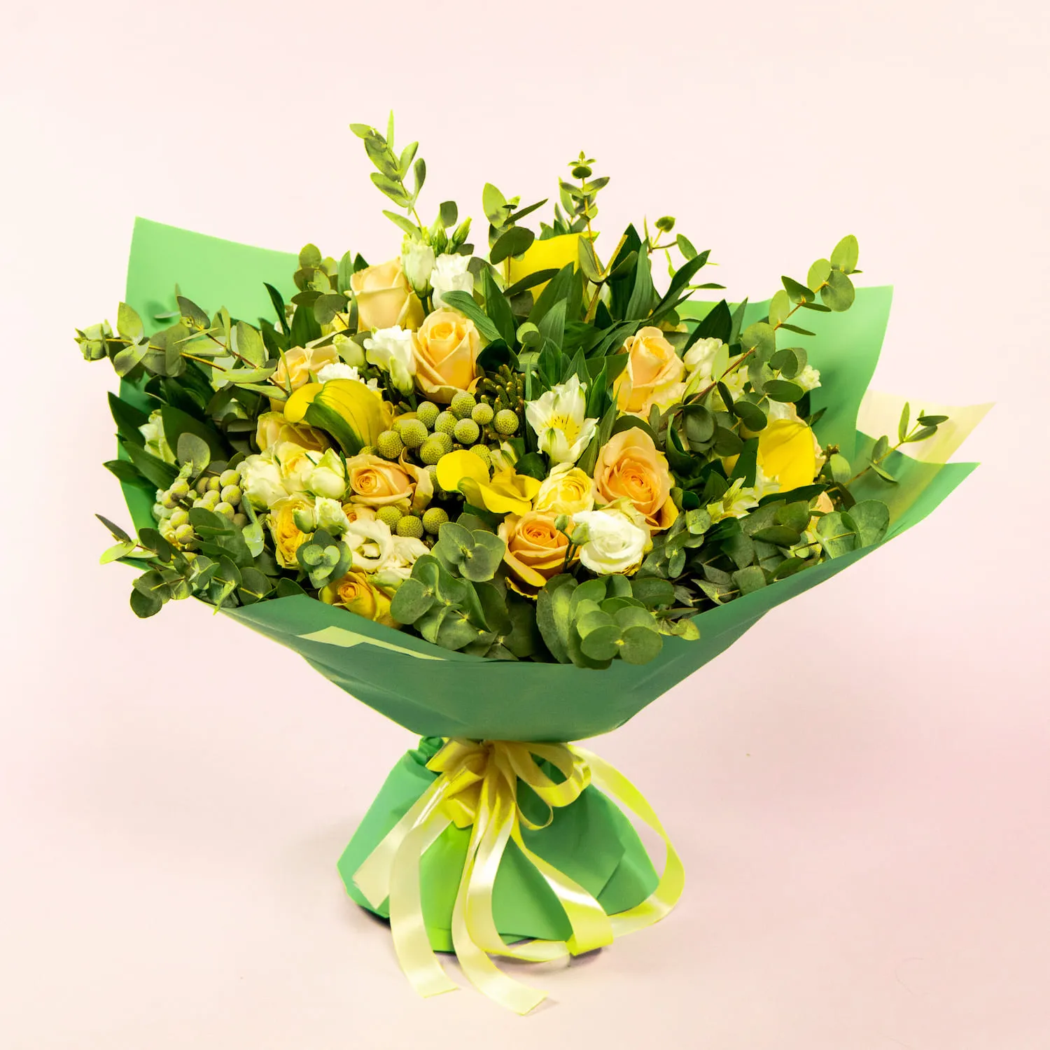 Букет из роз микс, эустом и калл