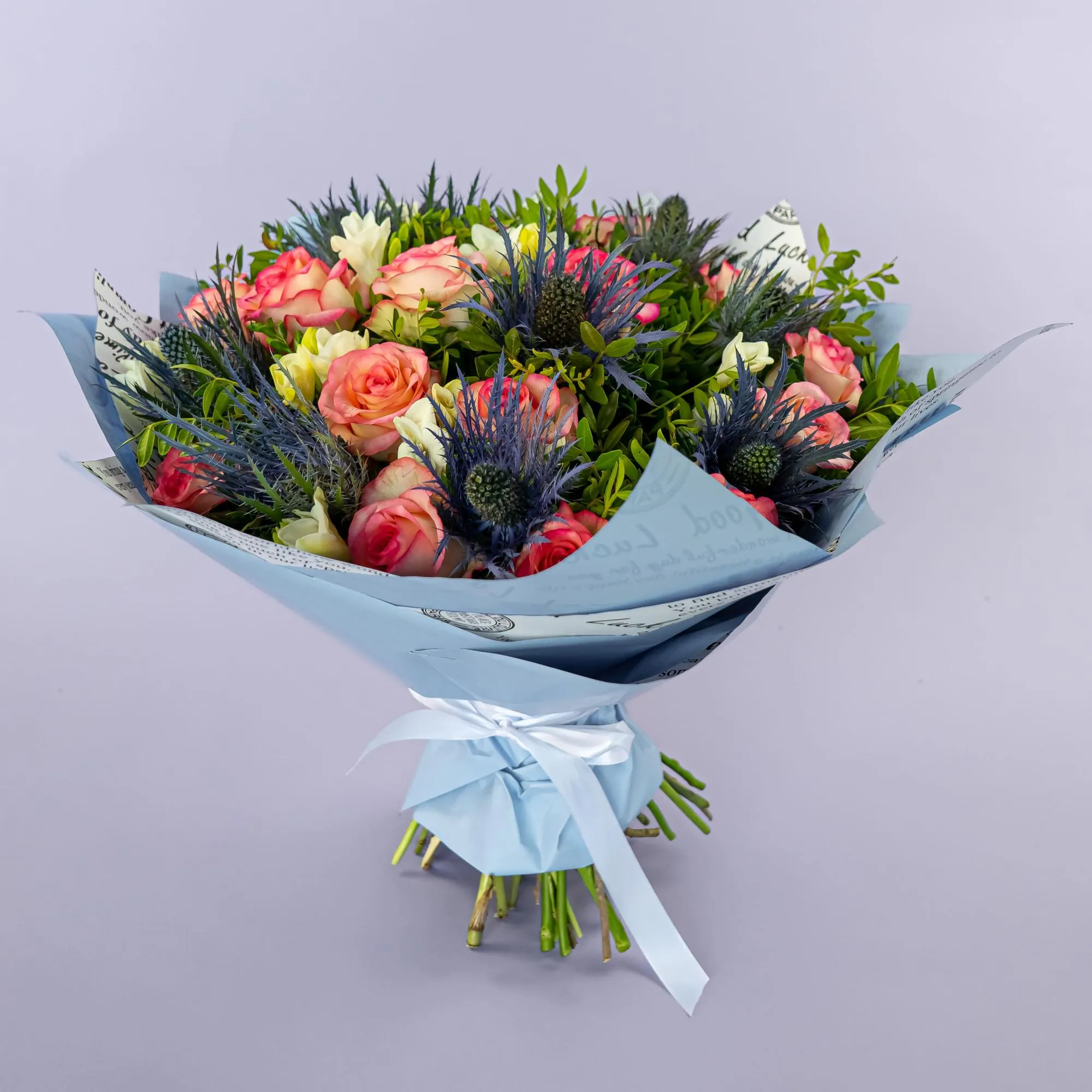Букет из нежных роз и эрингиумов