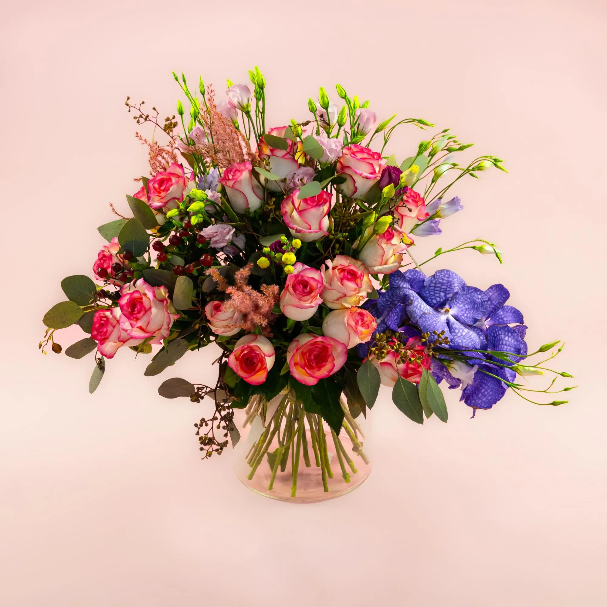 Розы и орхидея в вазе