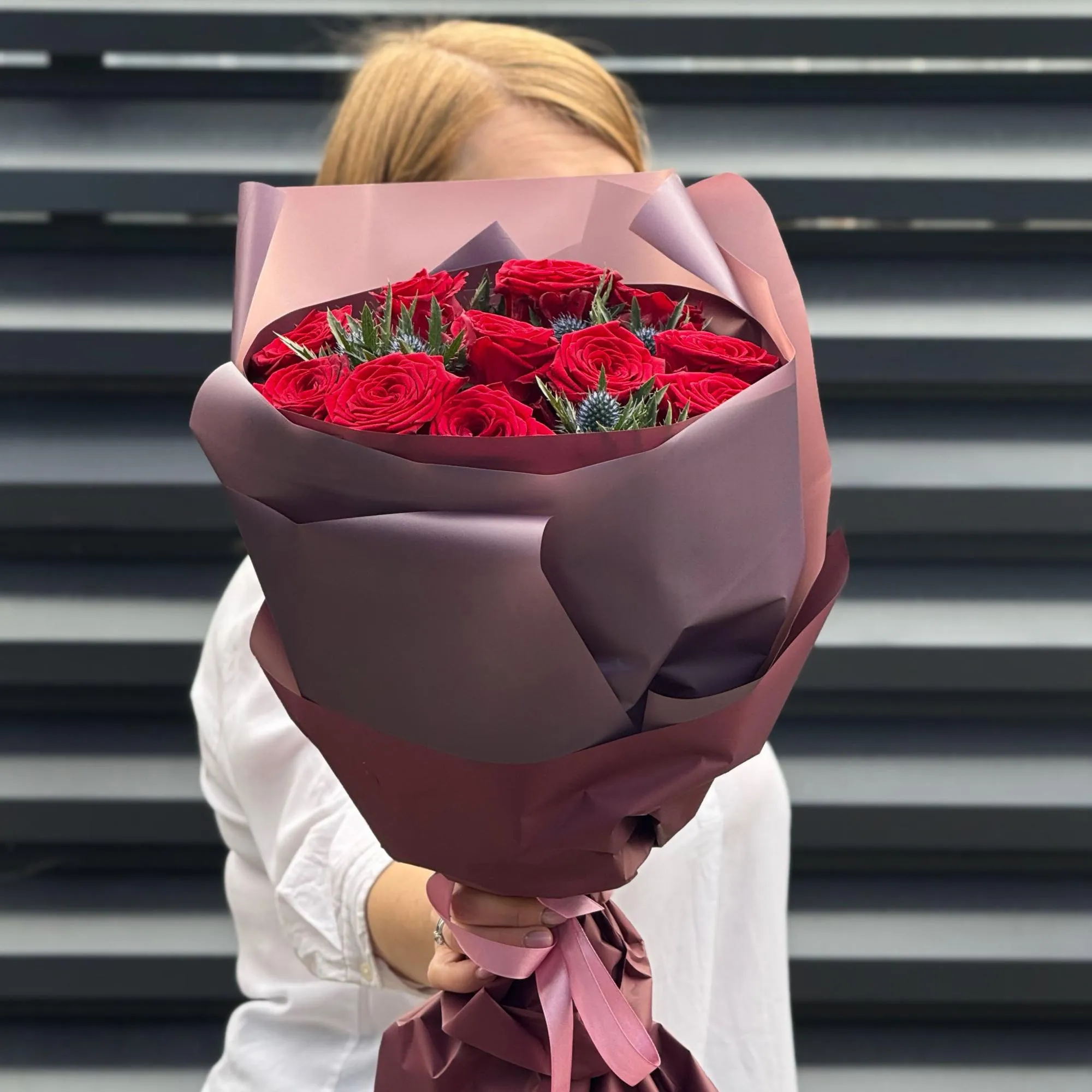 Огромный букет из роз и эрингиума