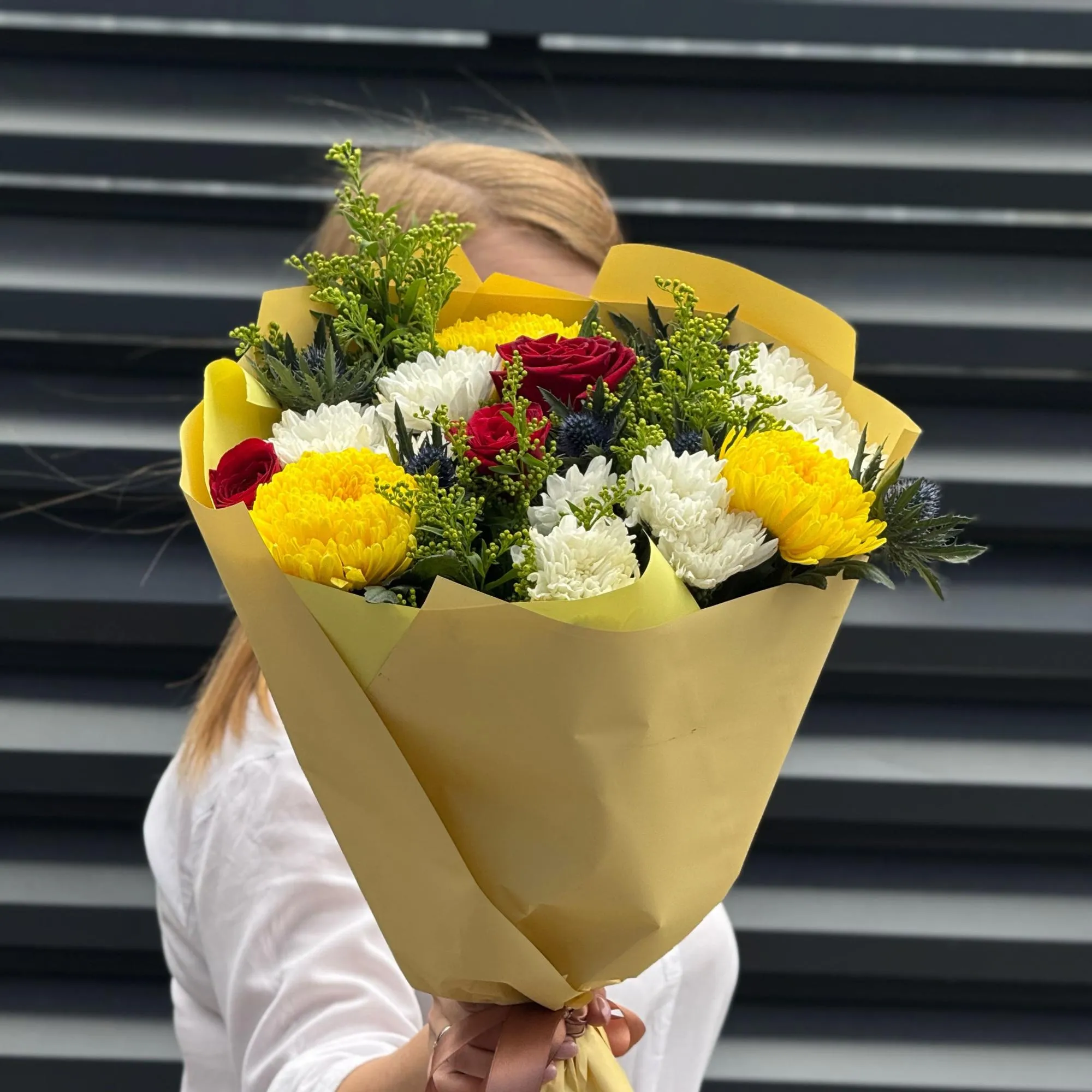 Букет хризантем, солидаго и эрингиума