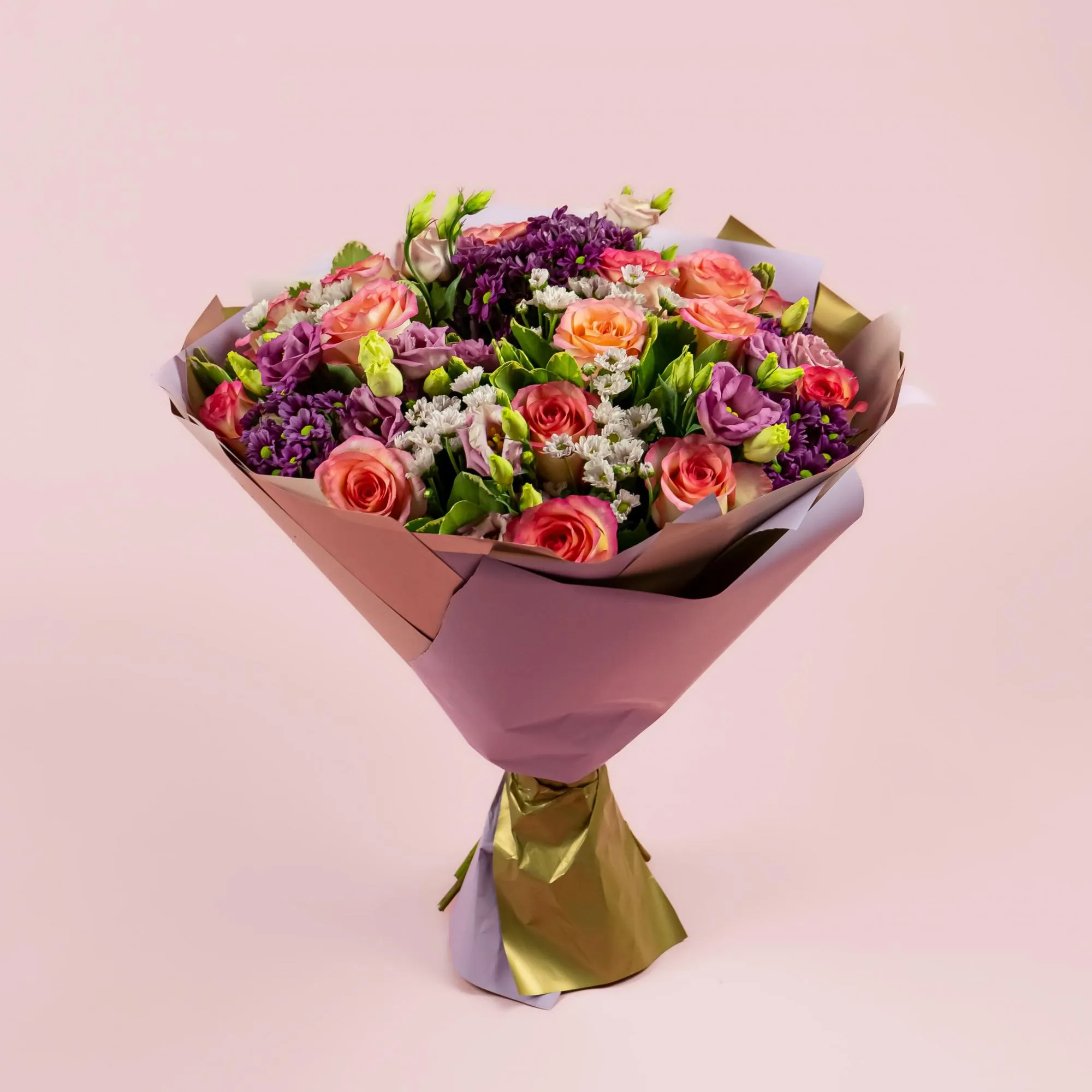 Букет из нежных роз, эустом и хризантем