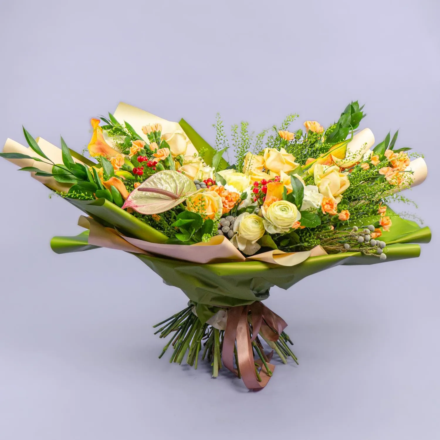 Букет из антуриума, роз и гвоздик