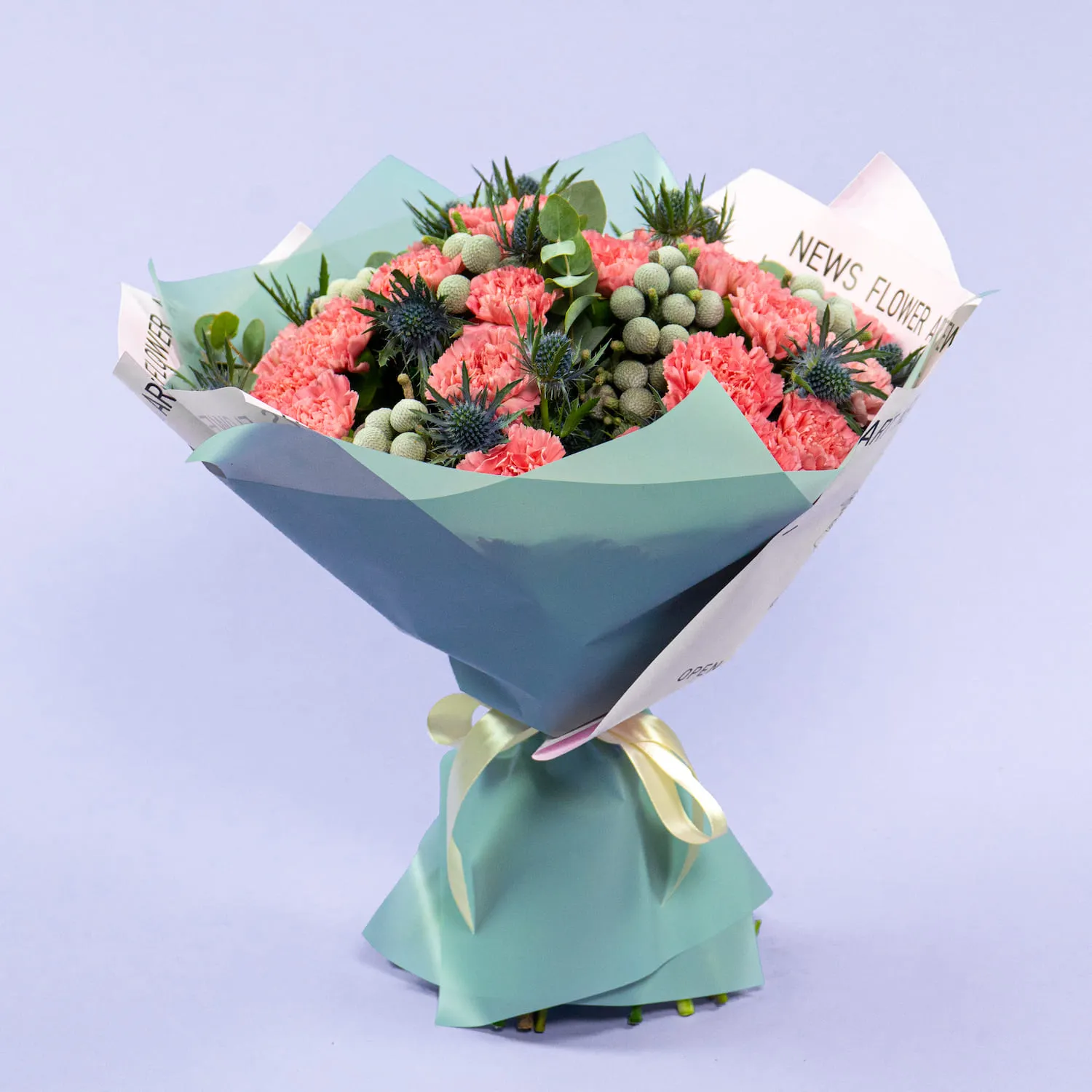 Букет из гвоздик и эрингиумов