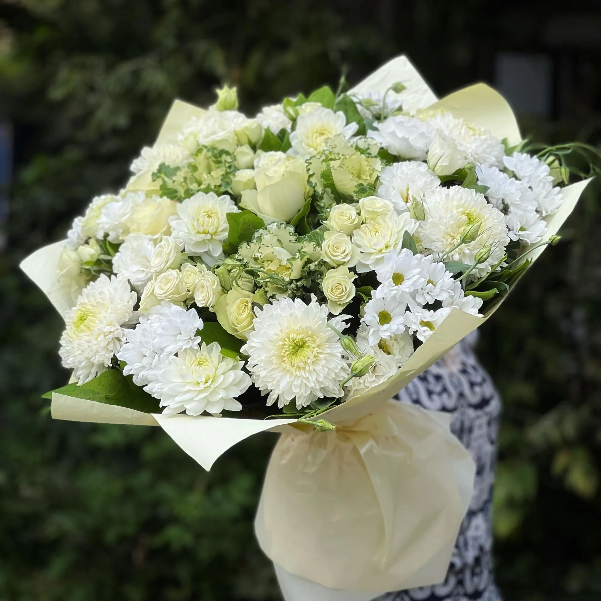 Букет из роз, эустом и хризантем