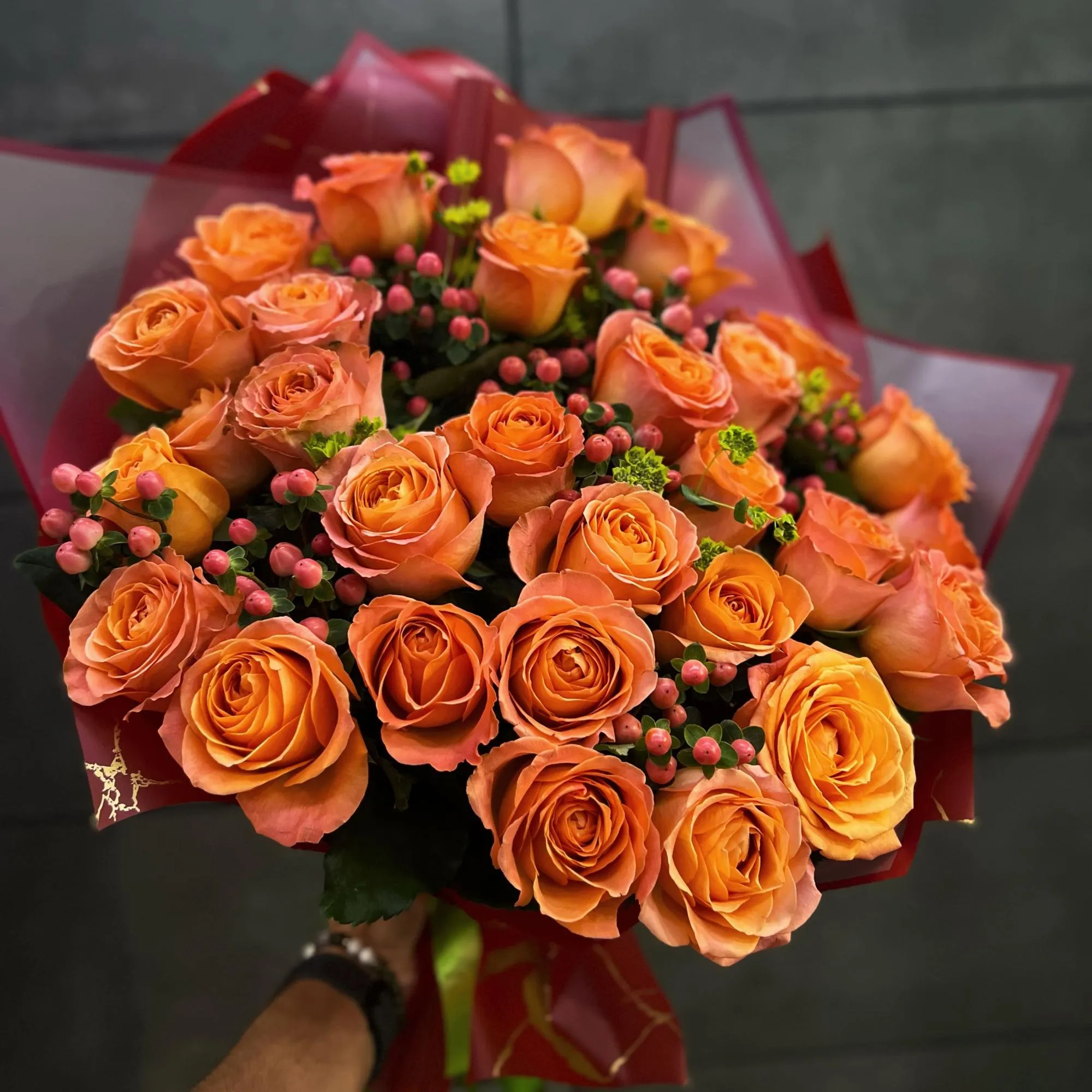 Букет из роз, буплерум и гиперикум