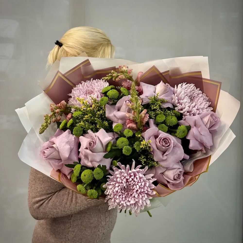 Букет из солидаго, роз и хризантем большой