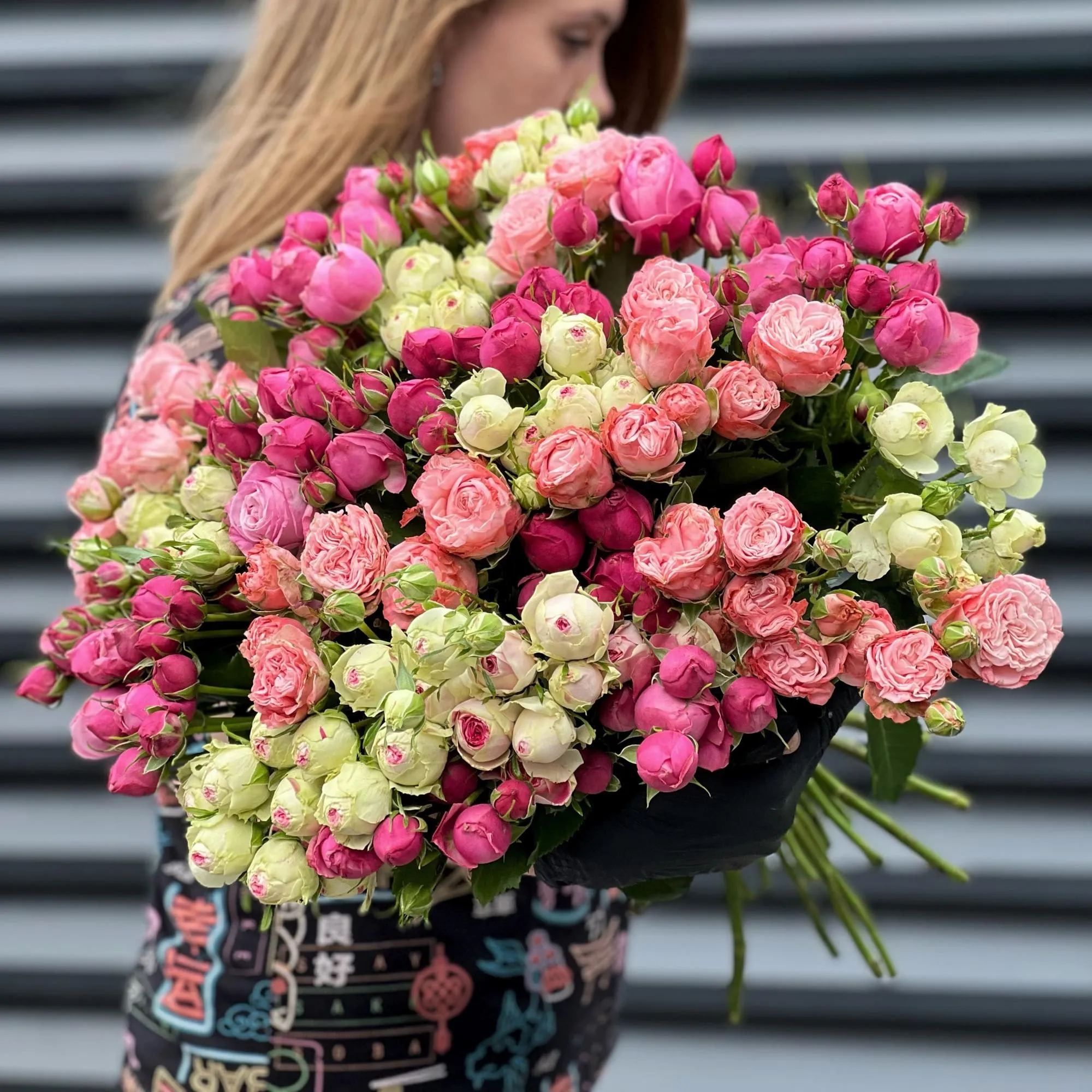 31 бело-розовая кустовая роза