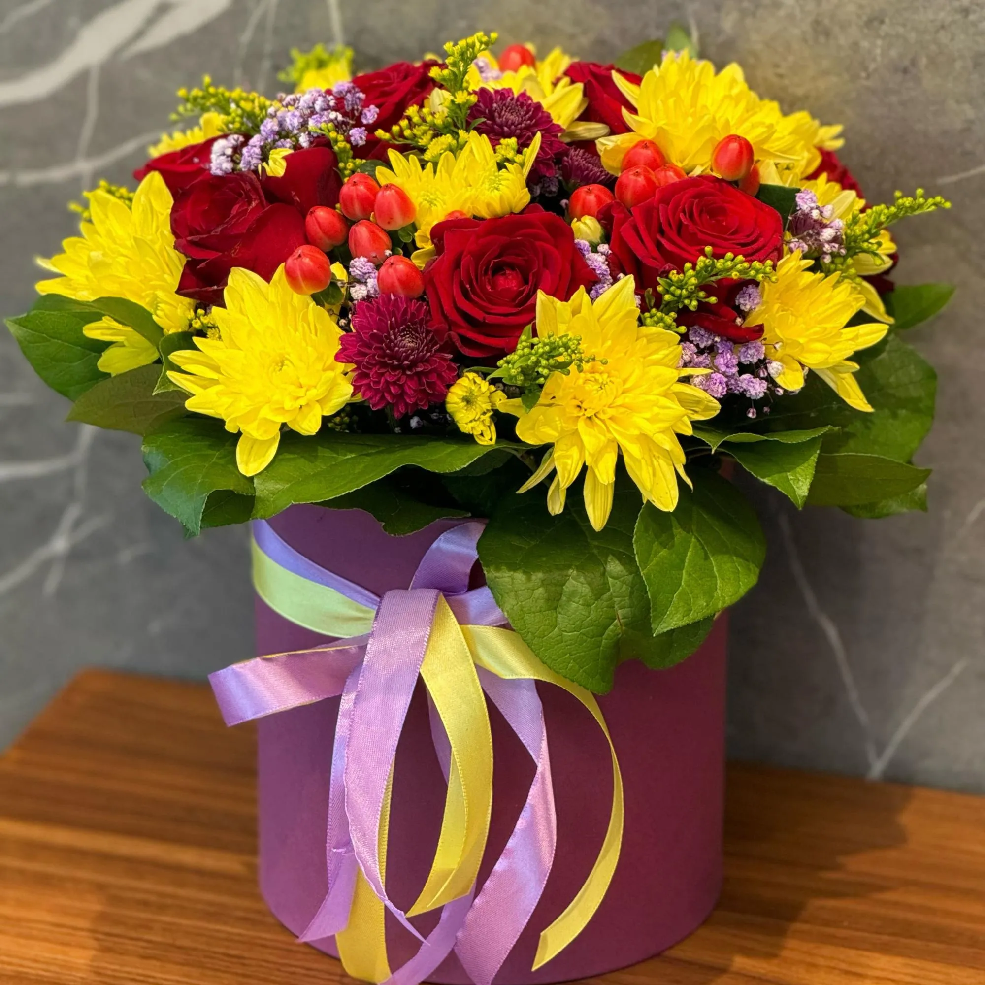 Розы, хризантемы и гиперикума в коробке