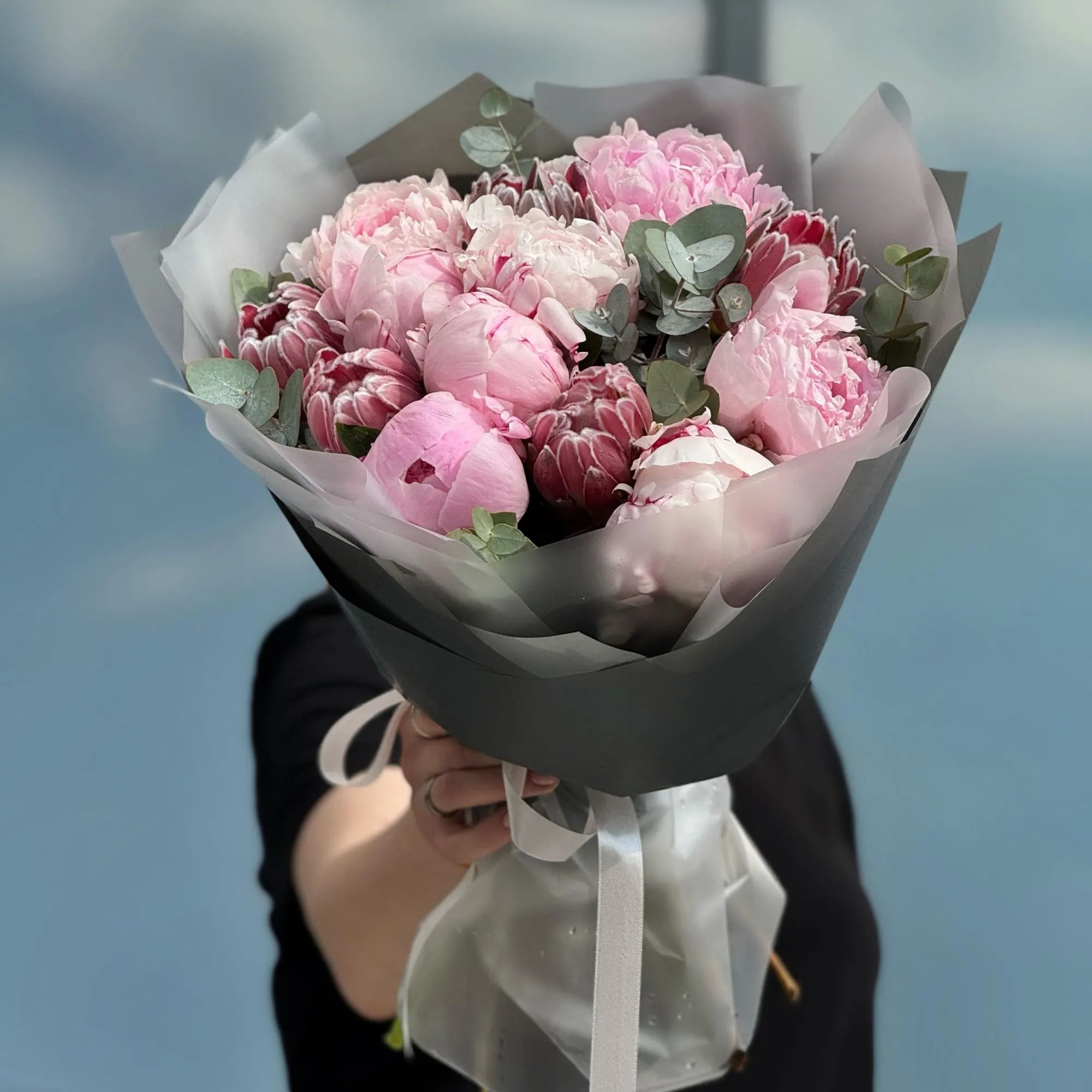 Букет из пион и протеи