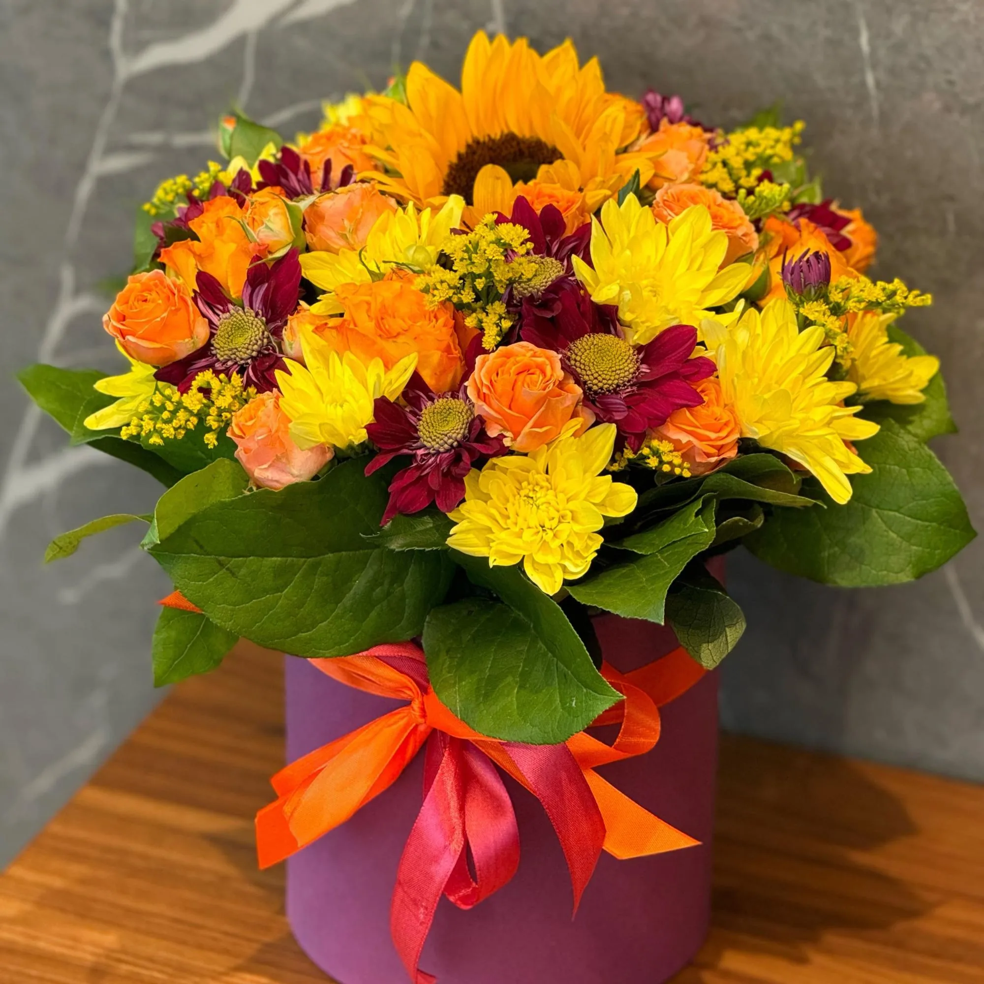 Хризантемы и розы в коробке