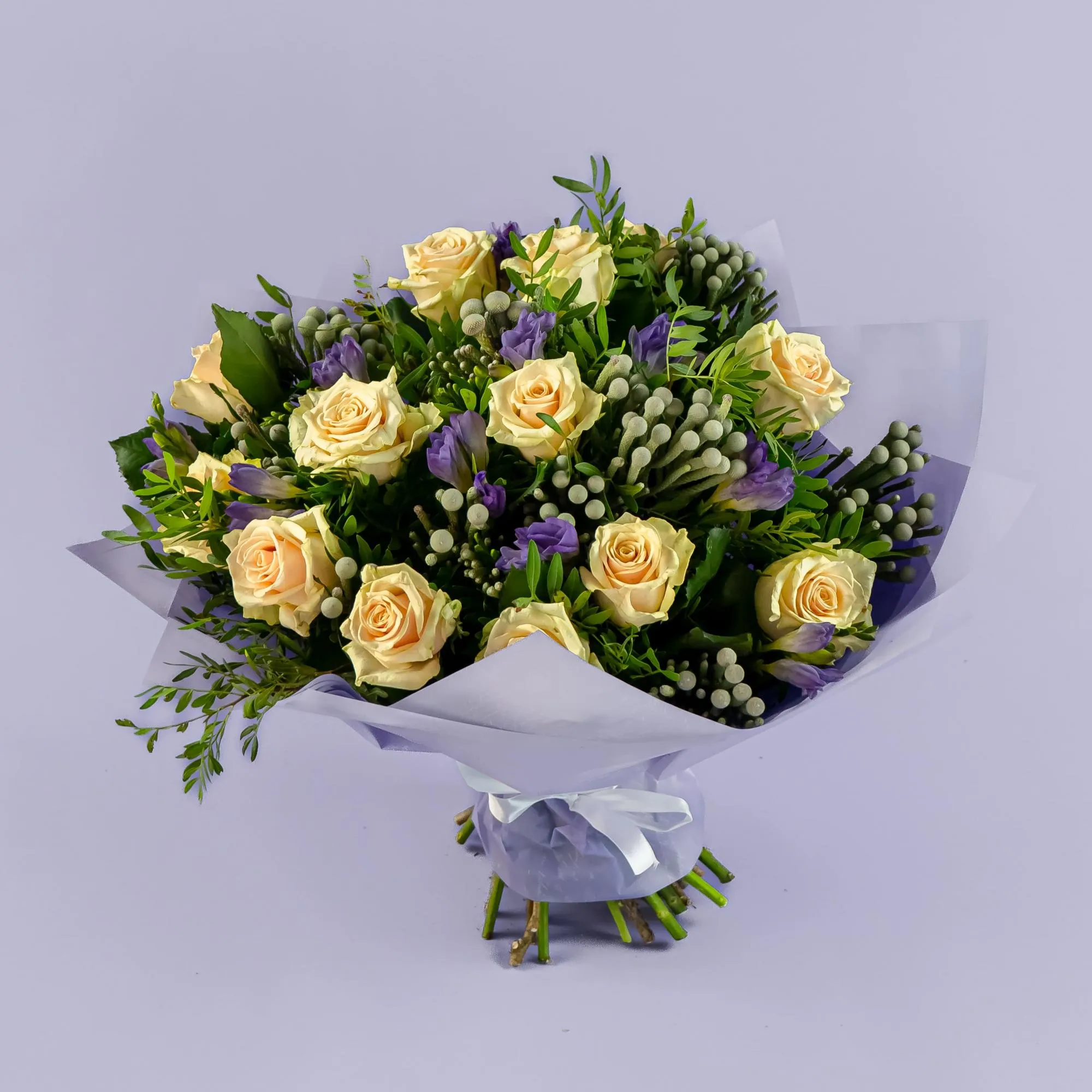 Букет из кремовых роз и фрезий