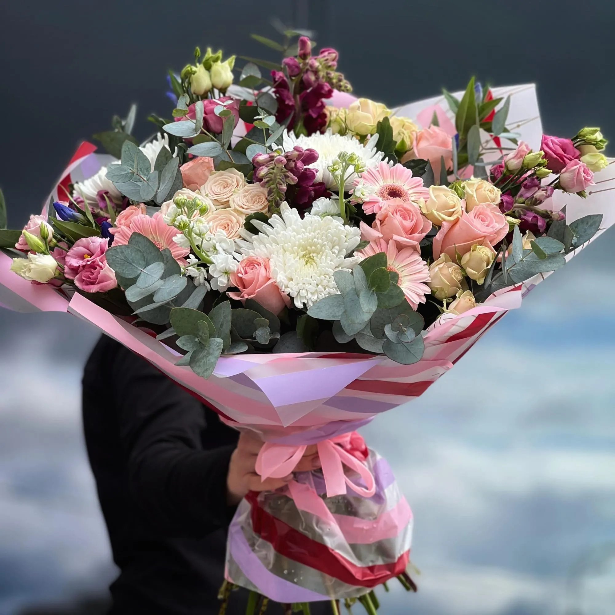 Огромный букет из роз, хризантем и эустома