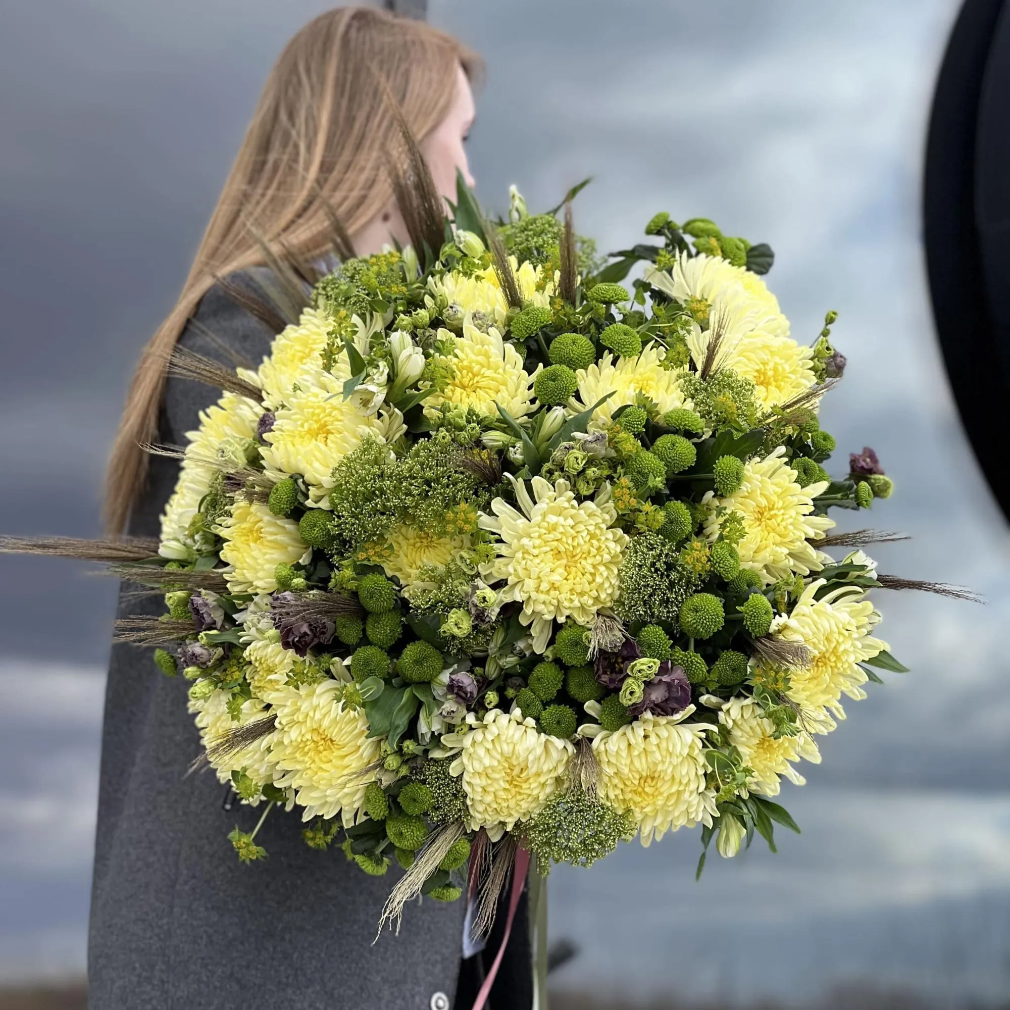 Букет из хризантем, эустом