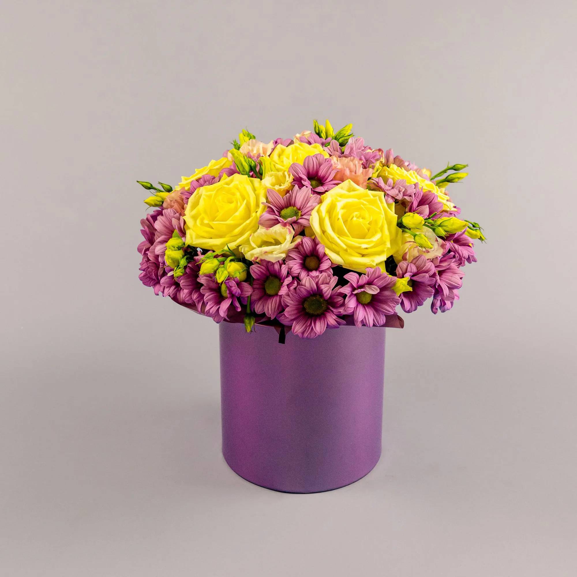 Розы, хризантемы, эустомы в коробке