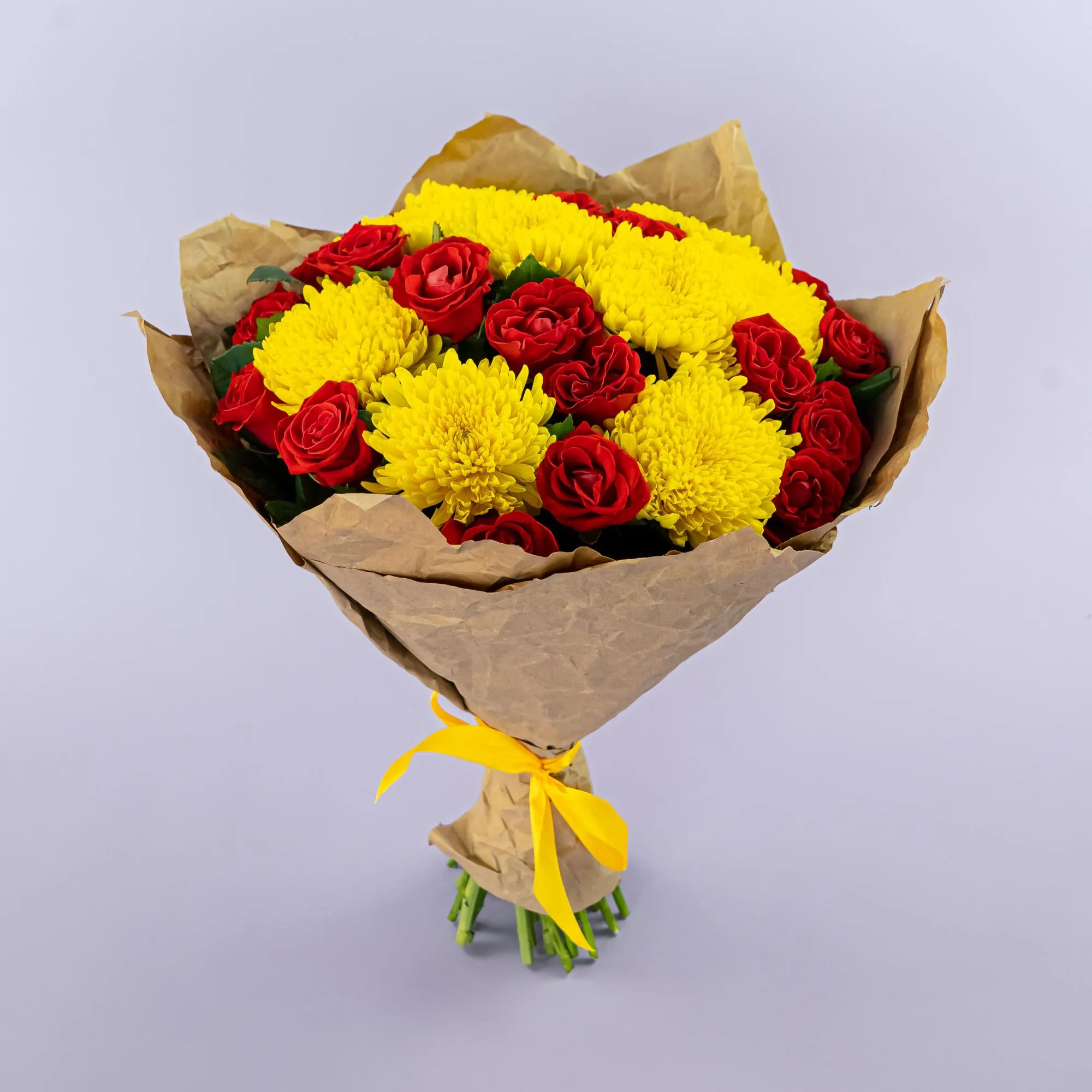 Букет из хризантем и красных роз