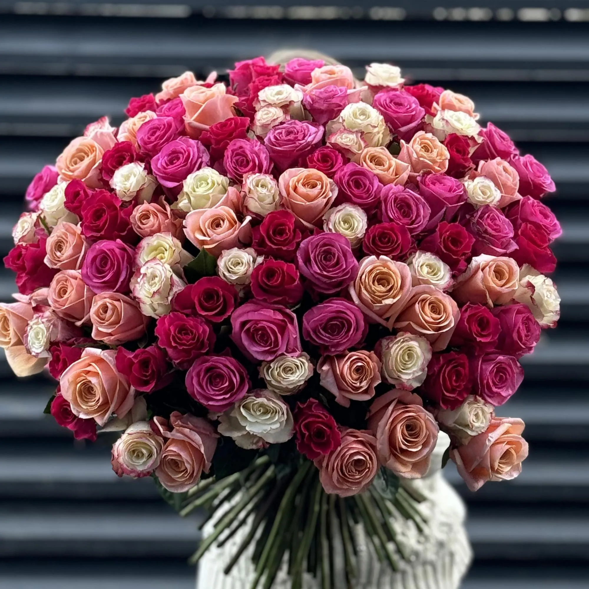 Букет 301 ярко-розовый микс роз эквадор (70см)