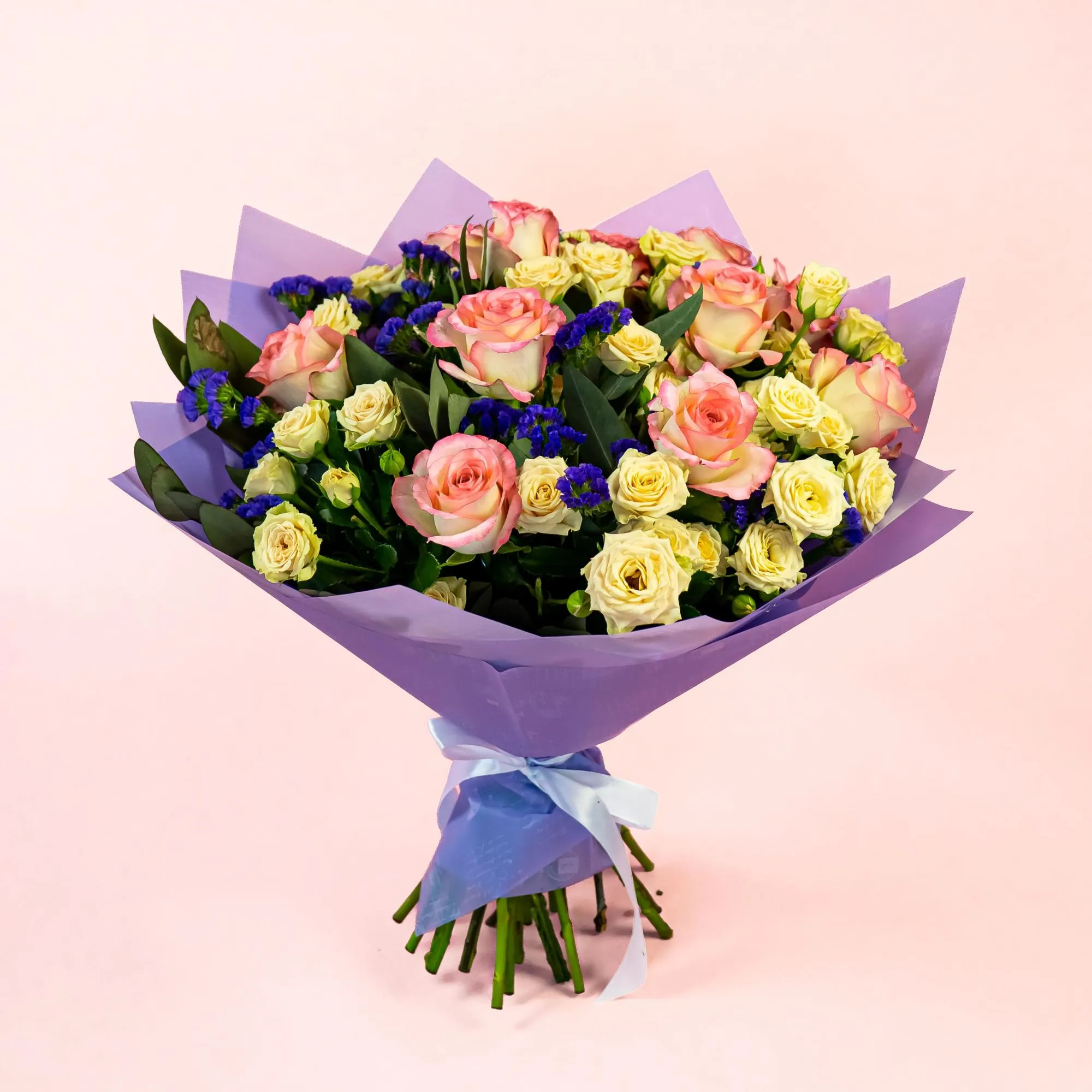 Букет из 19 роз микс и статицы