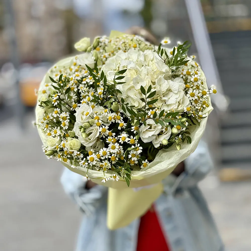Букет из эустом, танацетумов и гортензии